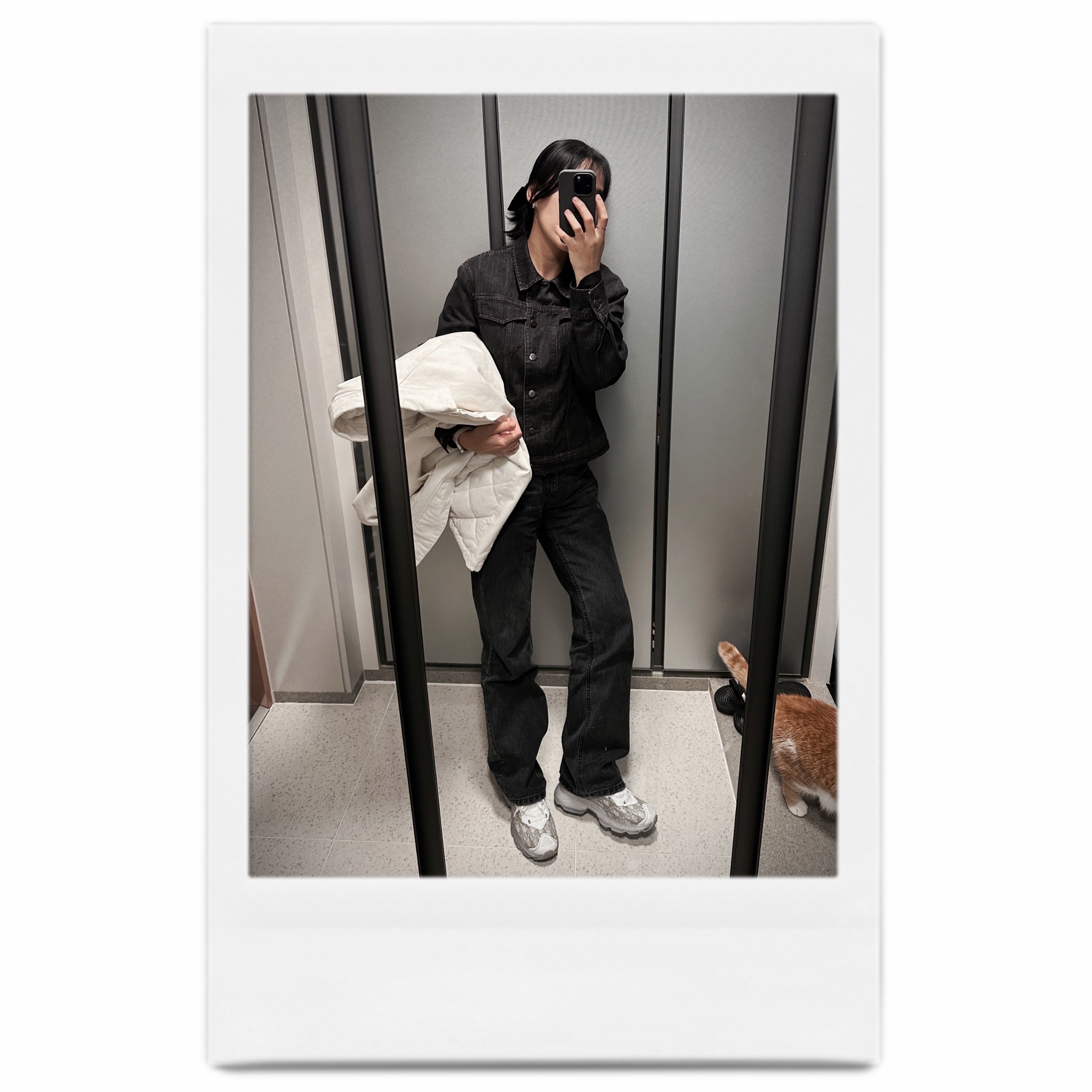 (W) Dior Vibe Sneaker Gray Oblique Transparent Rubber 착용 스타일 - 2