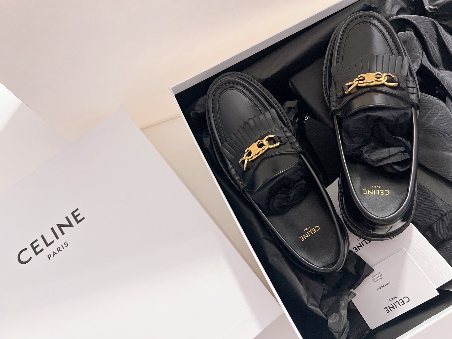 (W) Celine Margaret Loafers With Triomphe Chain In Polished Bull Black 착용 스타일