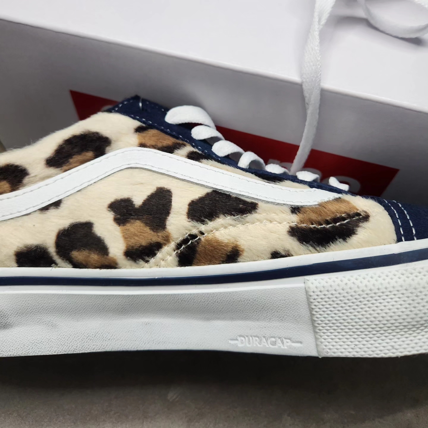 Vans x Supreme Leopard Old Skool Navy 착용 스타일 - 7
