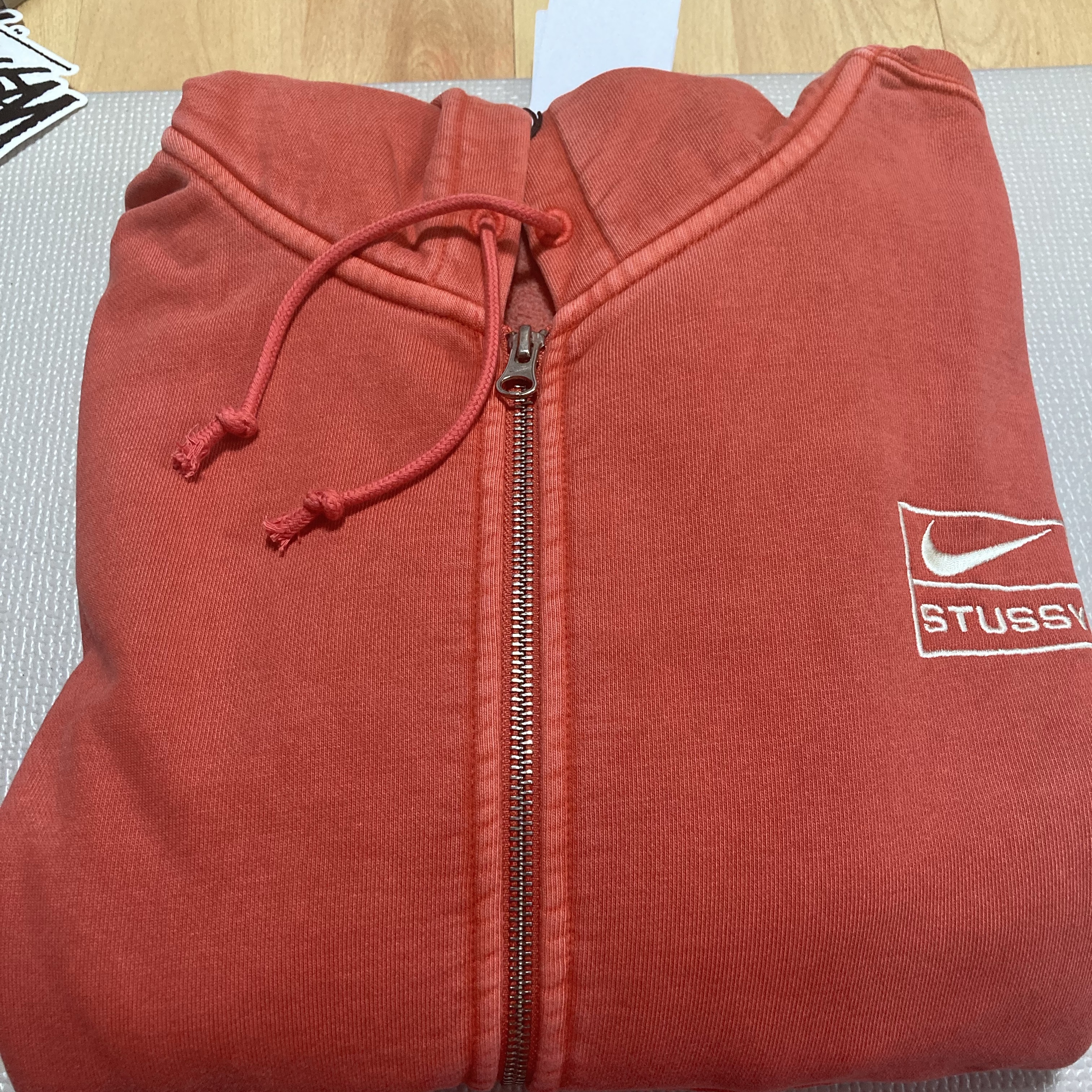 Nike x Stussy Full Zip Pigment Dyed Fleece Hoodie Habanero Red (FJ9161-642) 착용 스타일