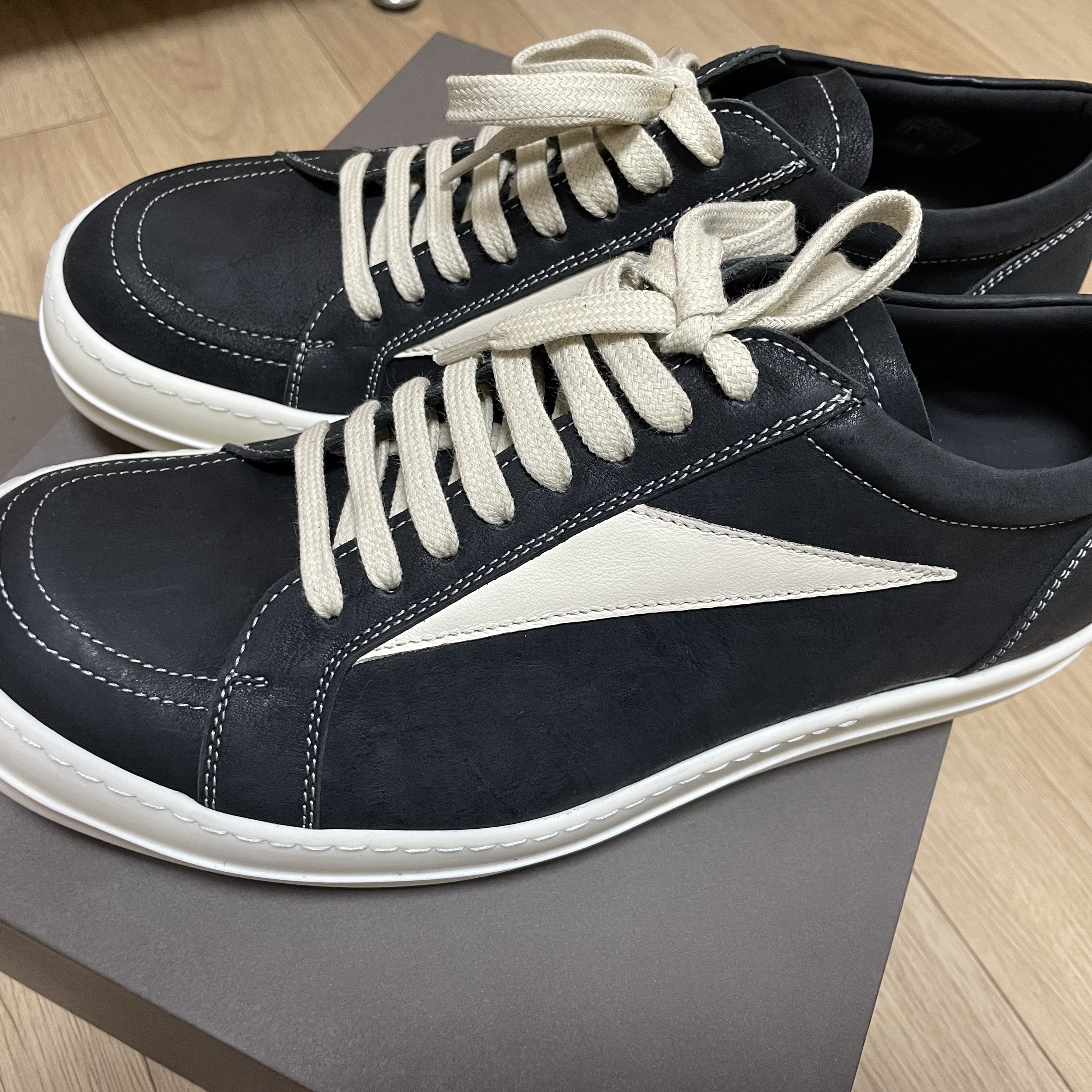 Rick Owens Luxor Vintage Sneakers Black Milk 착용 스타일