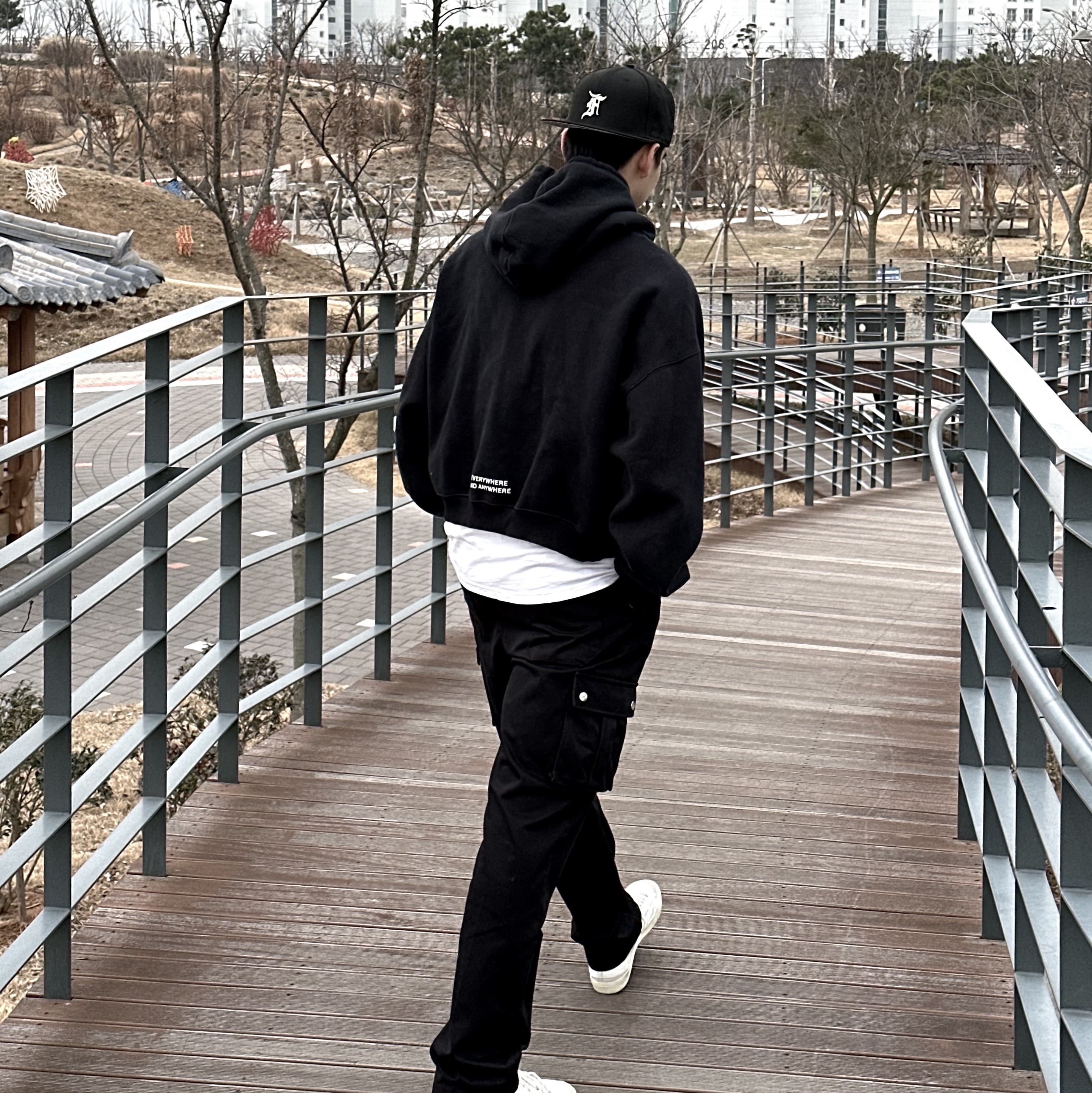 뉴에라 x 피어 오브 갓 59FIFTY 시카고 화이트 삭스 피티드 캡 블랙 착용 스타일