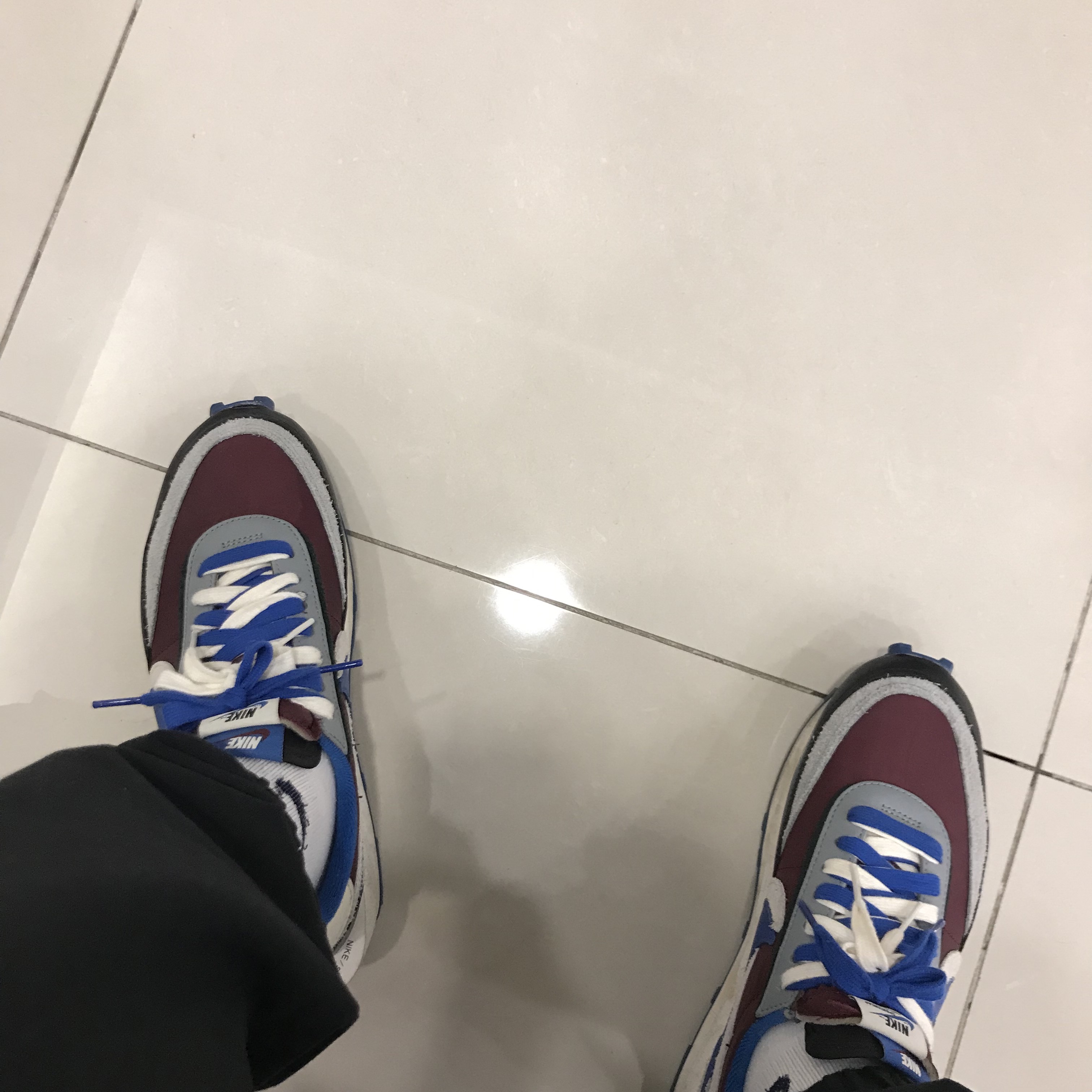 Nike x Sacai x Undercover LDWaffle Night Maroon Team Royal 착용 스타일
