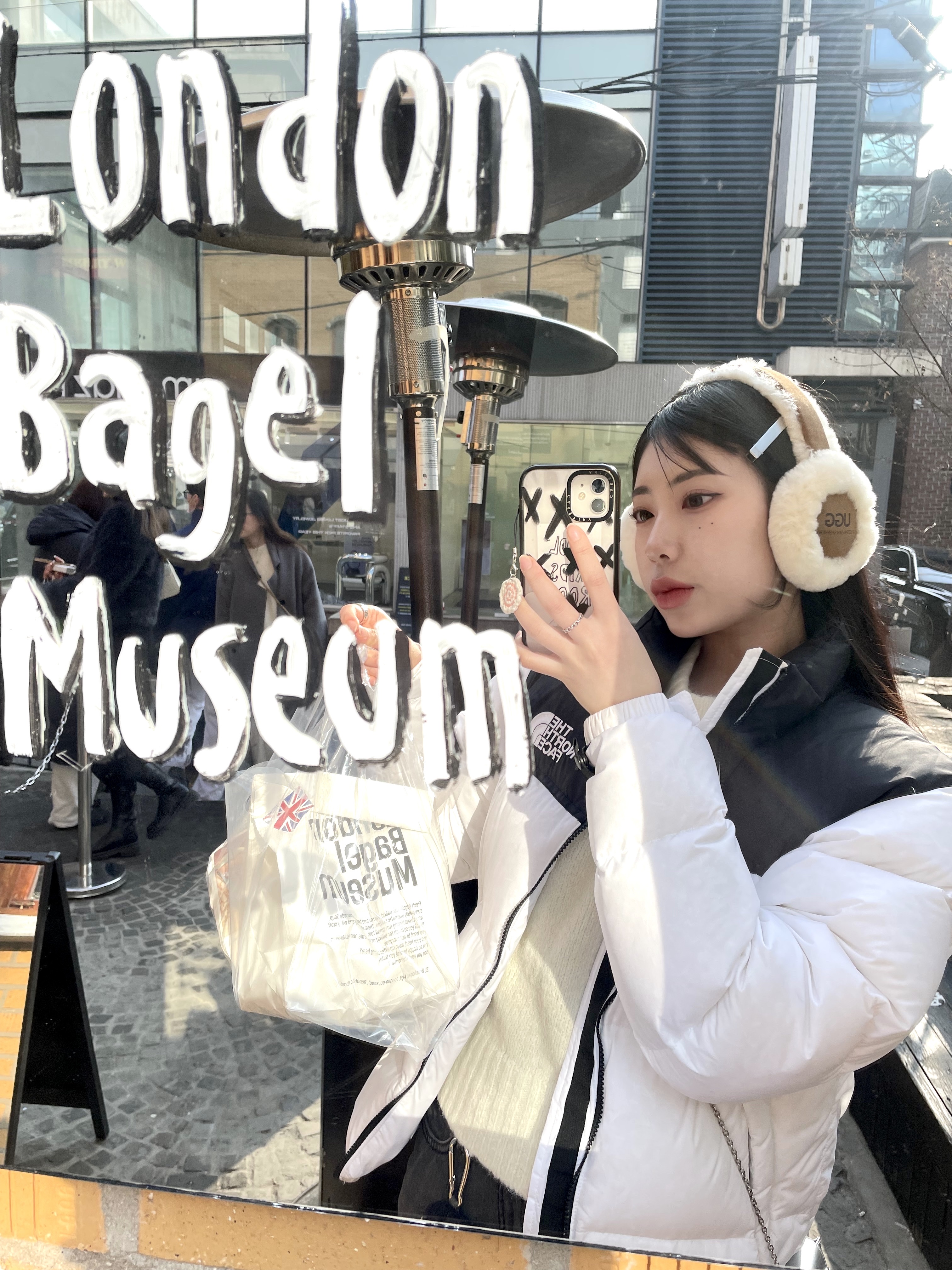 (W) UGG Embroidered Logo Earmuff Chestnut, The North Face 1996 Eco Nuptse Jacket White 착용 스타일 - 1