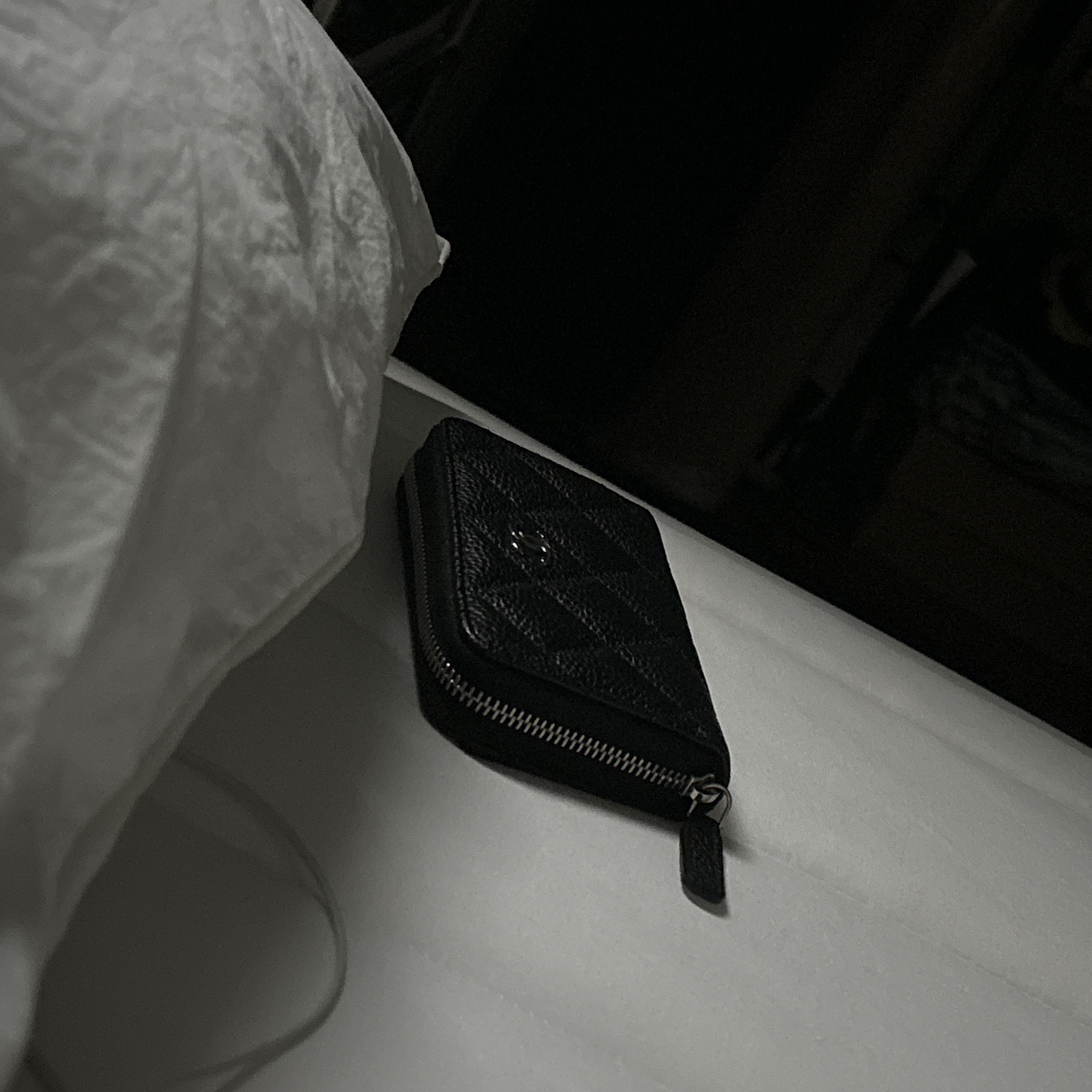 Chanel Classic Zipped Coin Purse Grained Calfskin & Silver Black 착용 스타일