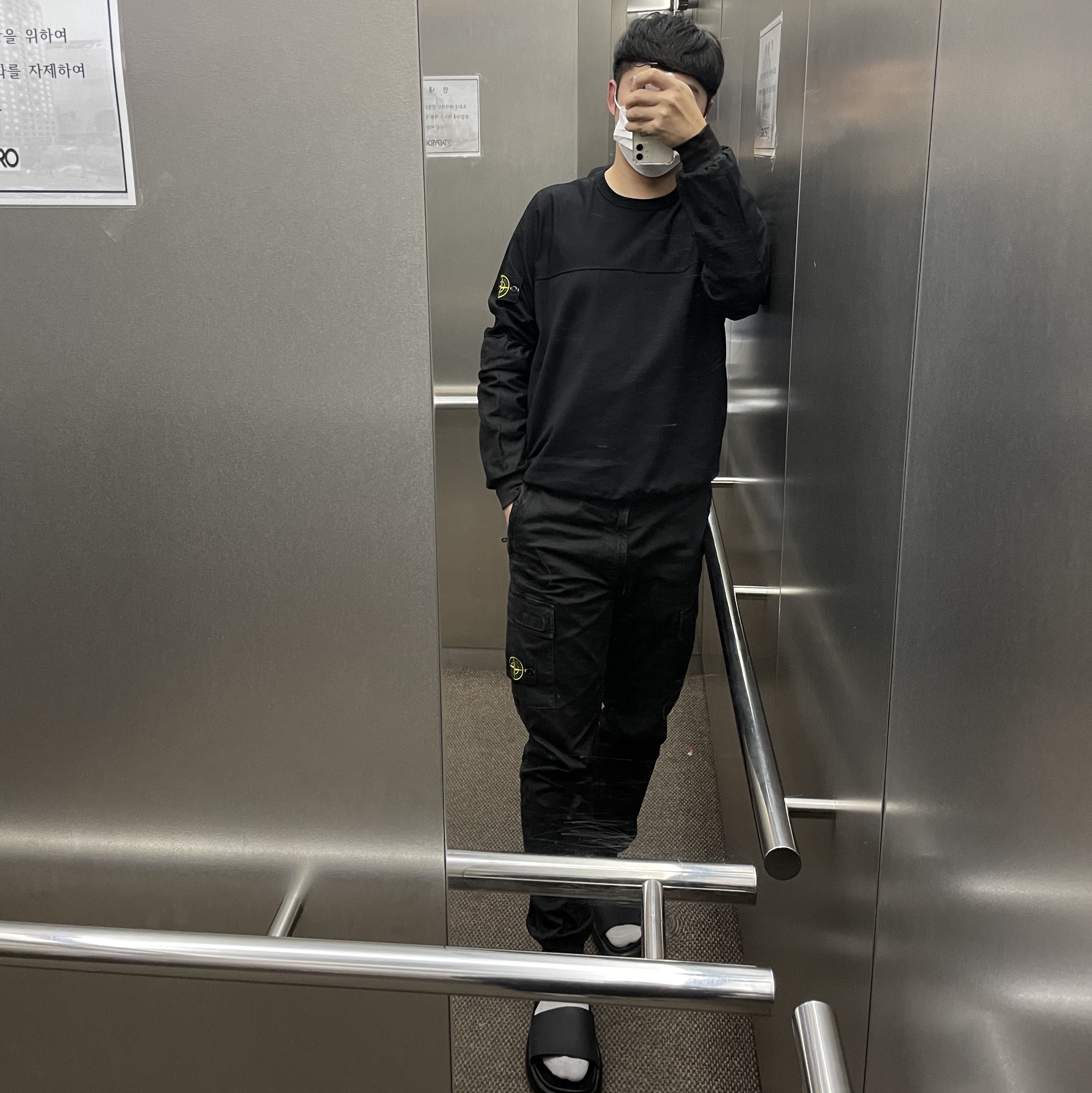 Stone Island 62420 Brushed Cotton Fleece Garment Dyed Crewneck Sweatshirt Black - 23FW, Stone Island 31603 Tela Paracadute Cargo Pants Black - 22SS 착용 스타일