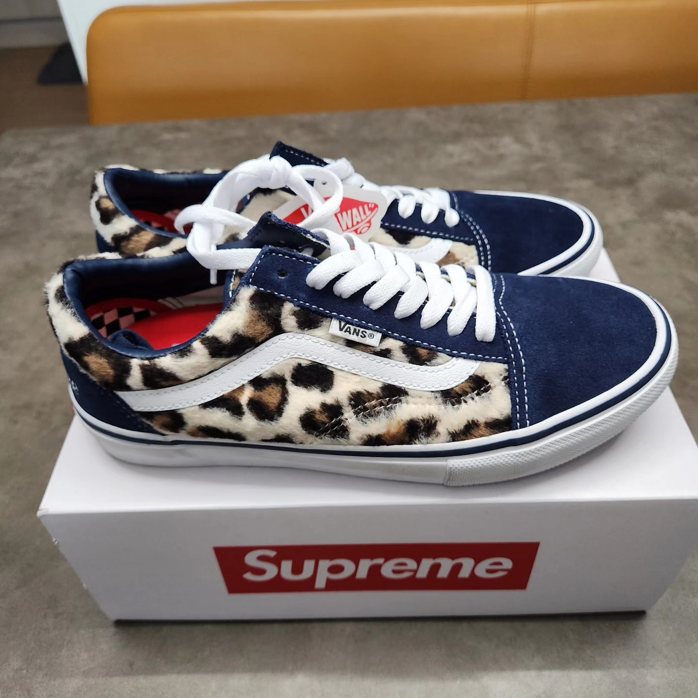 Vans x Supreme Leopard Old Skool Navy 착용 스타일 - 2