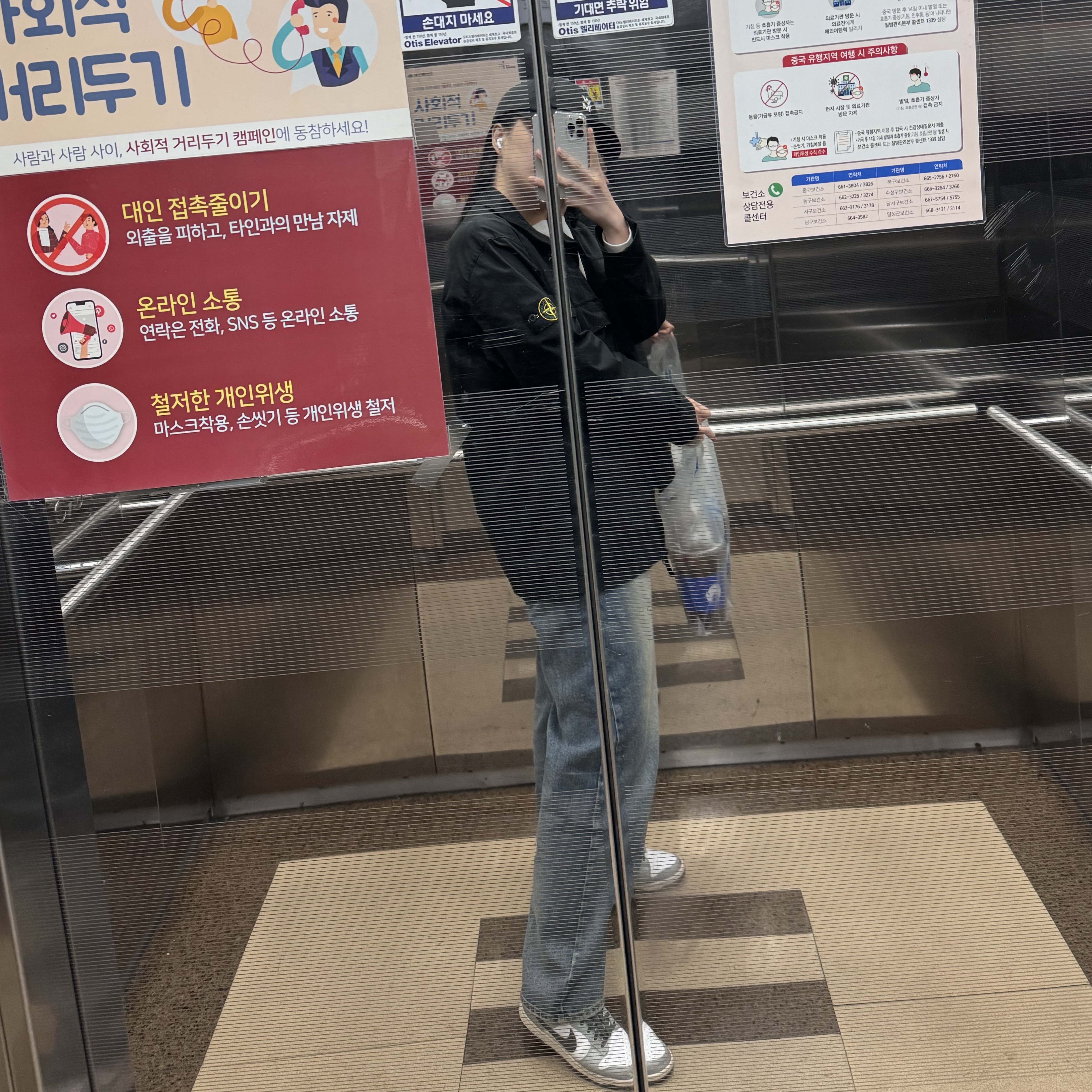 우영미 화이트 로고 볼캡 블랙, (W) 나이키 덩크 로우 라이트 스모크 그레이 착용 스타일