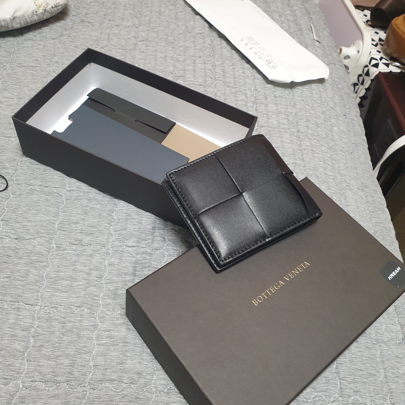 Bottega Veneta Bi-Fold Wallet Black 착용 스타일 - 3