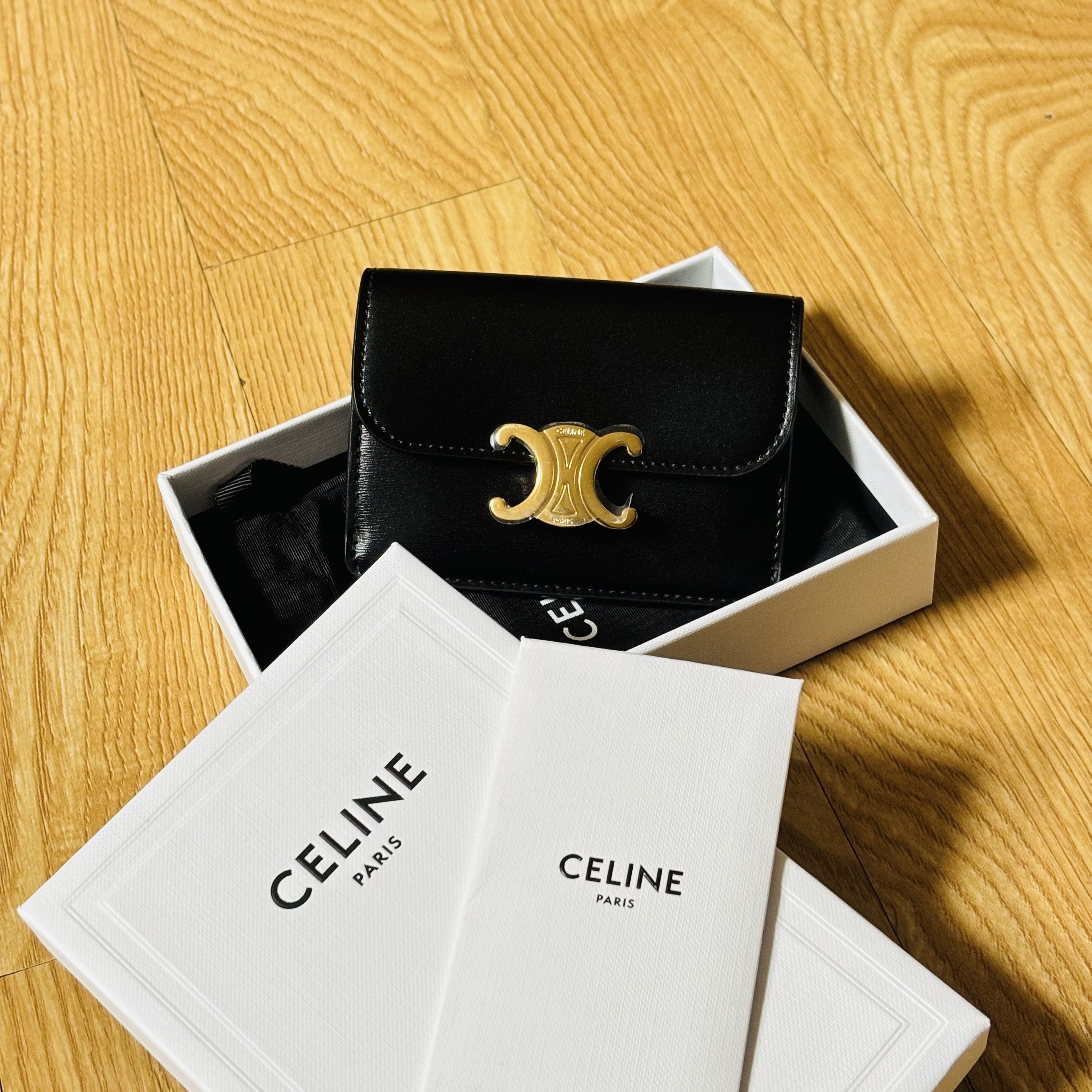 Celine Card Holder with Flap in Shiny Calfskin Black 착용 스타일 - 1