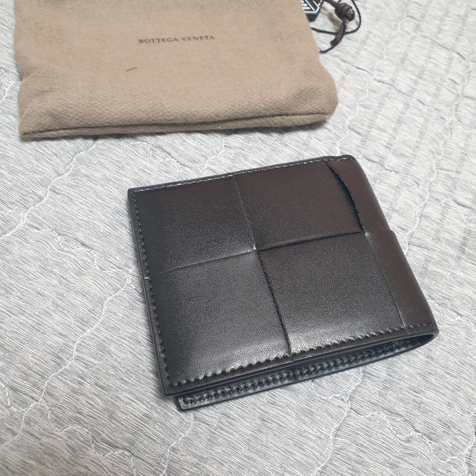 Bottega Veneta Bi-Fold Wallet Black 착용 스타일 - 4