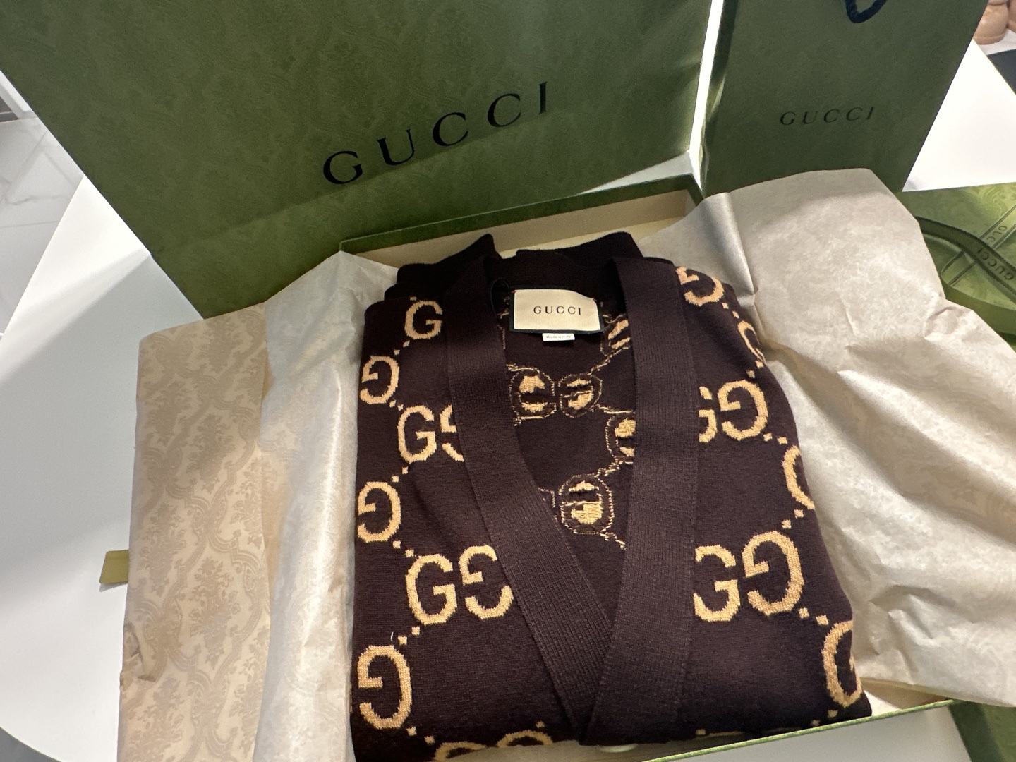 Gucci GG Wool Jacquard Cardigan Black Camel 착용 스타일