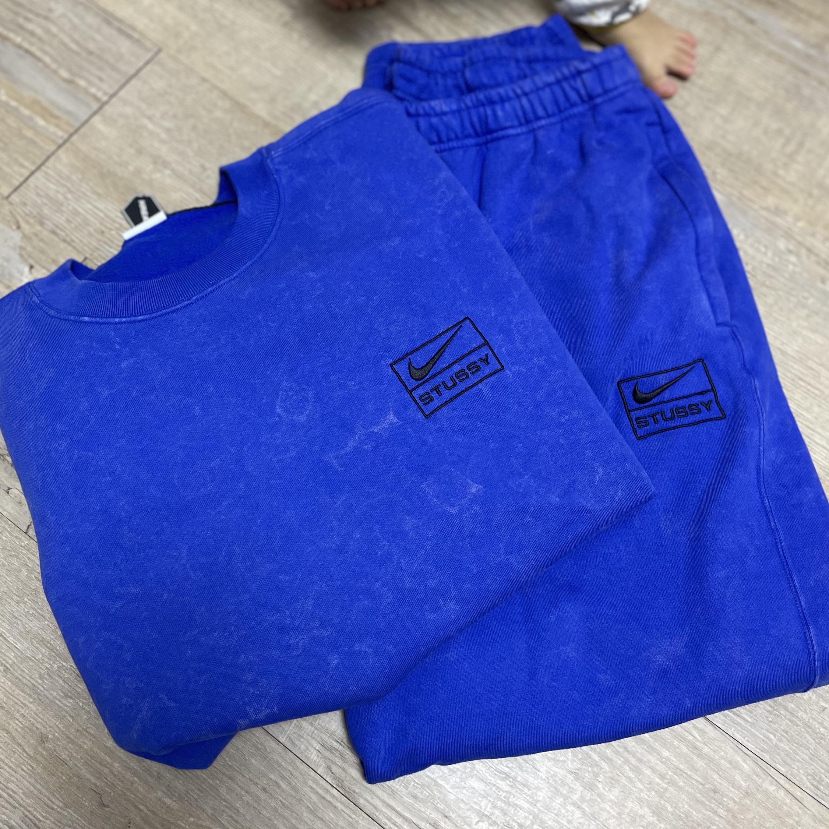 Nike x Stussy NRG Acid Washed Crewneck Game Royal (DR4024-480), Nike x Stussy NRG Acid Washed Fleece Pants Game Royal (DR4025-480) 착용 스타일