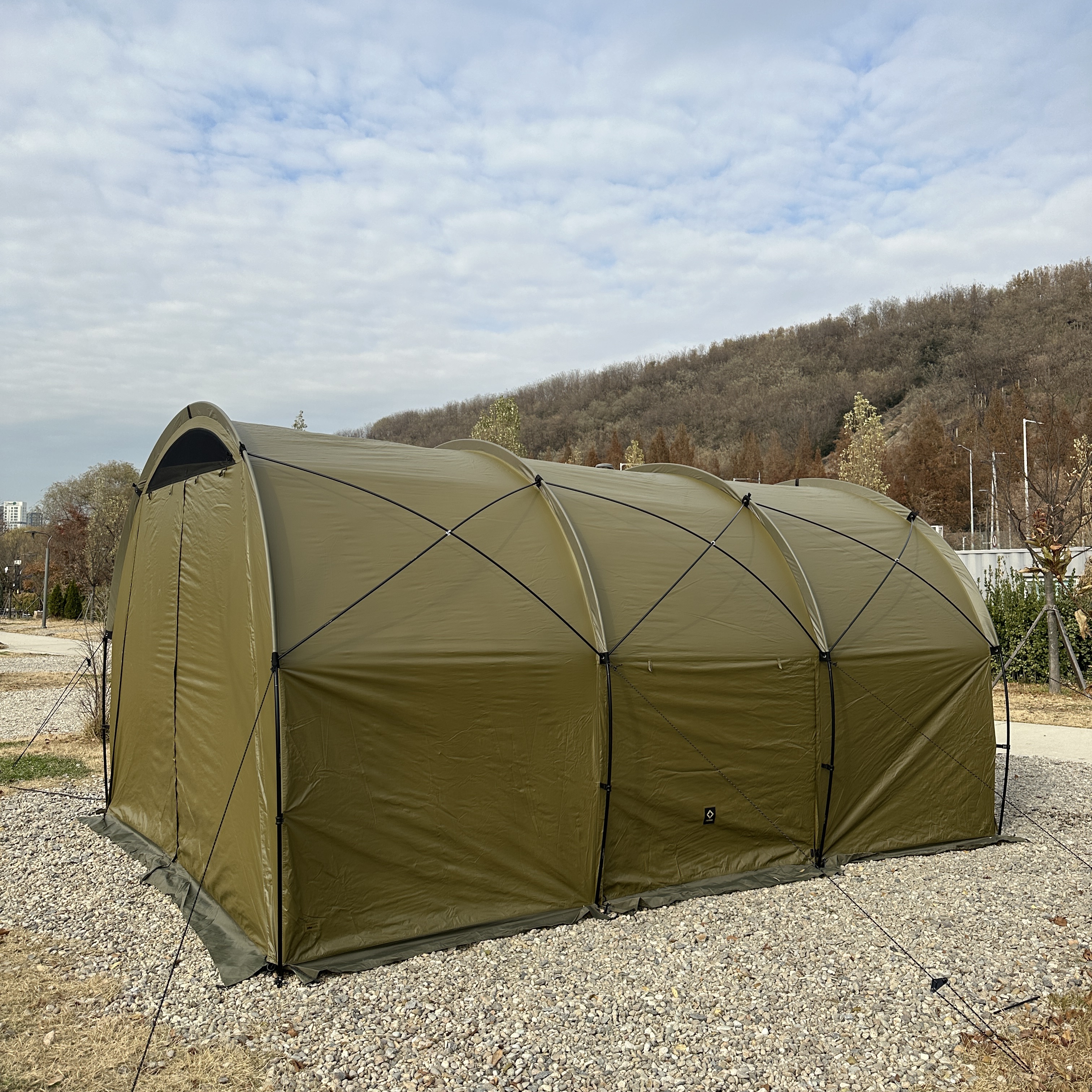 Helinox Tactical Field Tunnel 4.35 Coyote Tan 착용 스타일 - 2