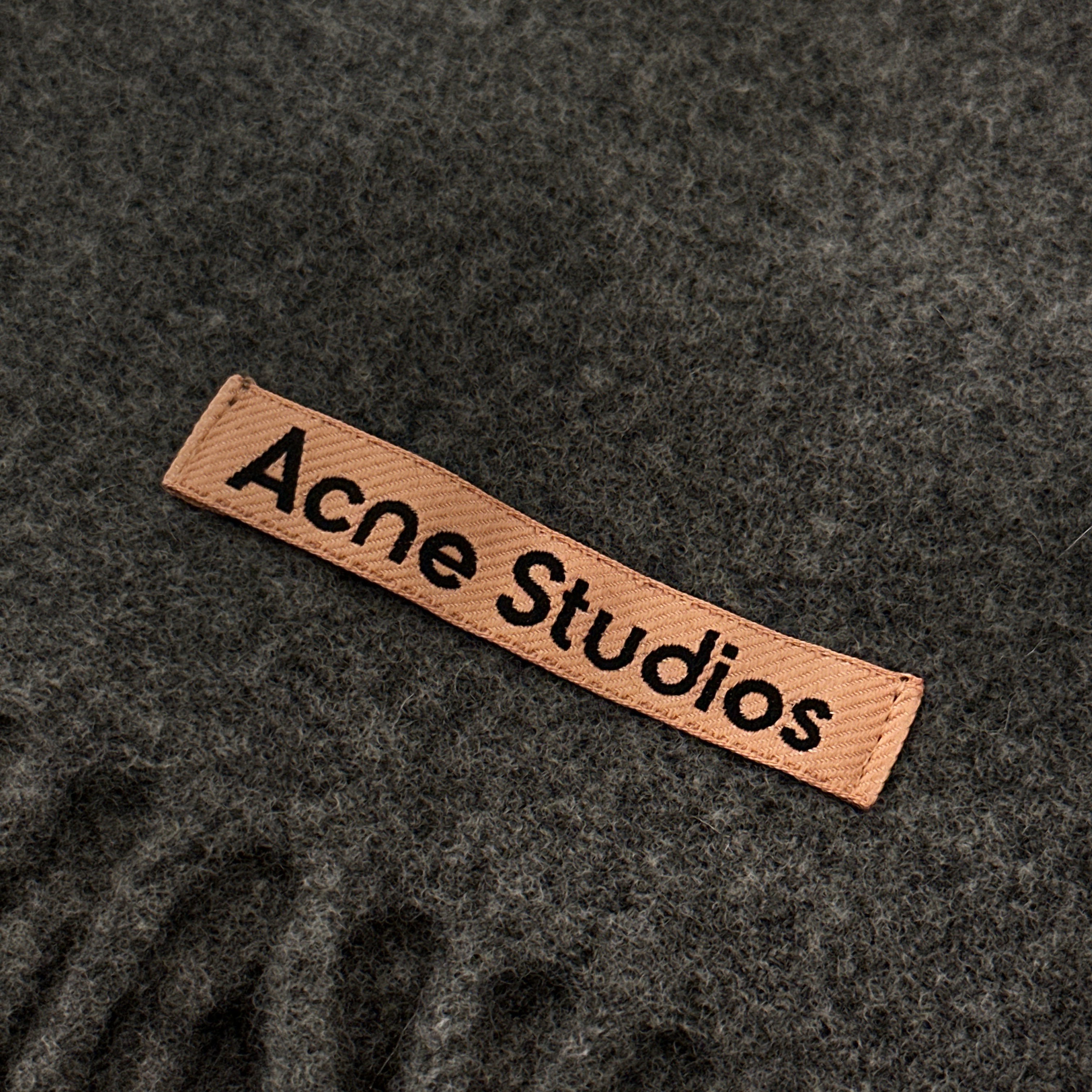 Acne Studios Wool Fringe Muffler Grey Melange 착용 스타일 - 3