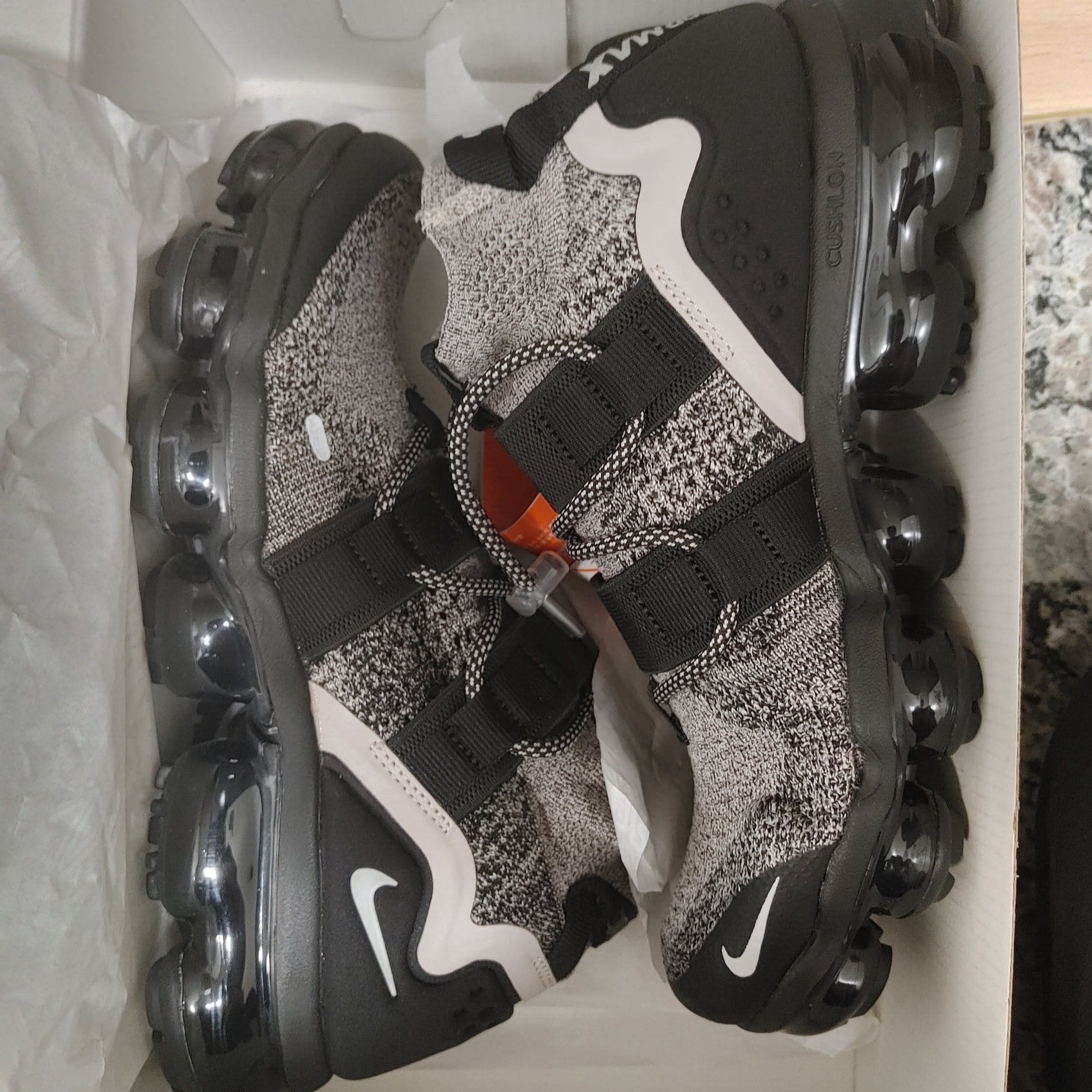 Nike Air VaporMax Utility Moon Particle Black 착용 스타일 - 2