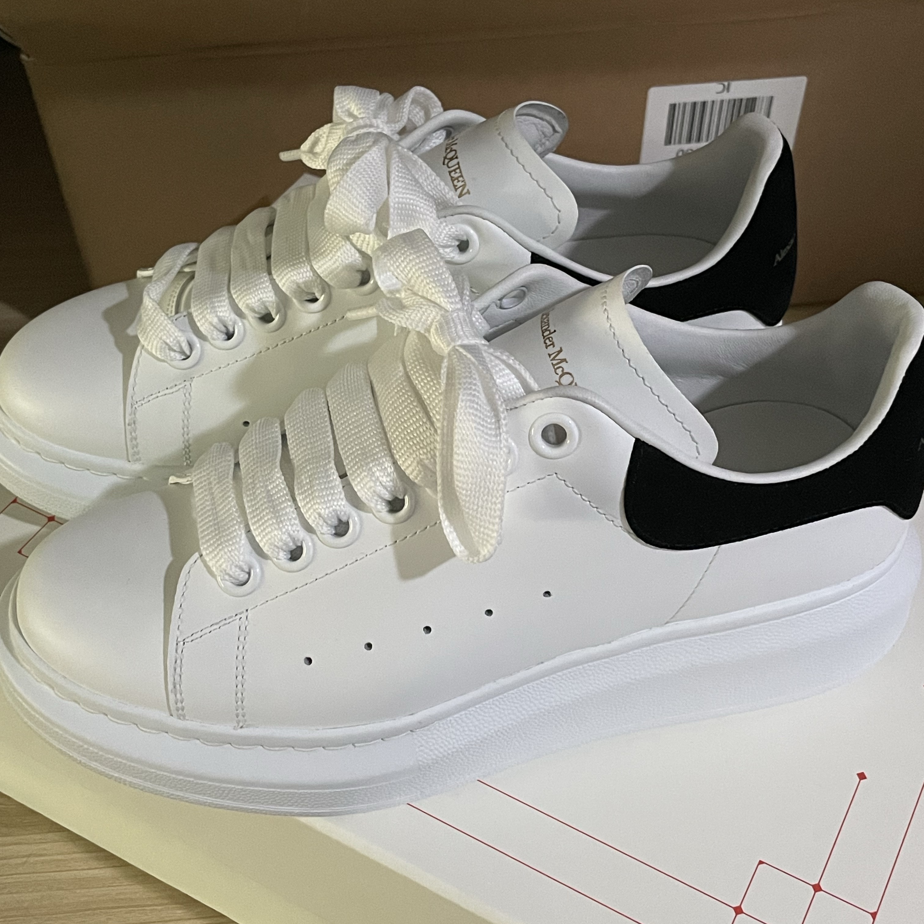 (W) Alexander McQueen Oversized Sneakers White Black 착용 스타일
