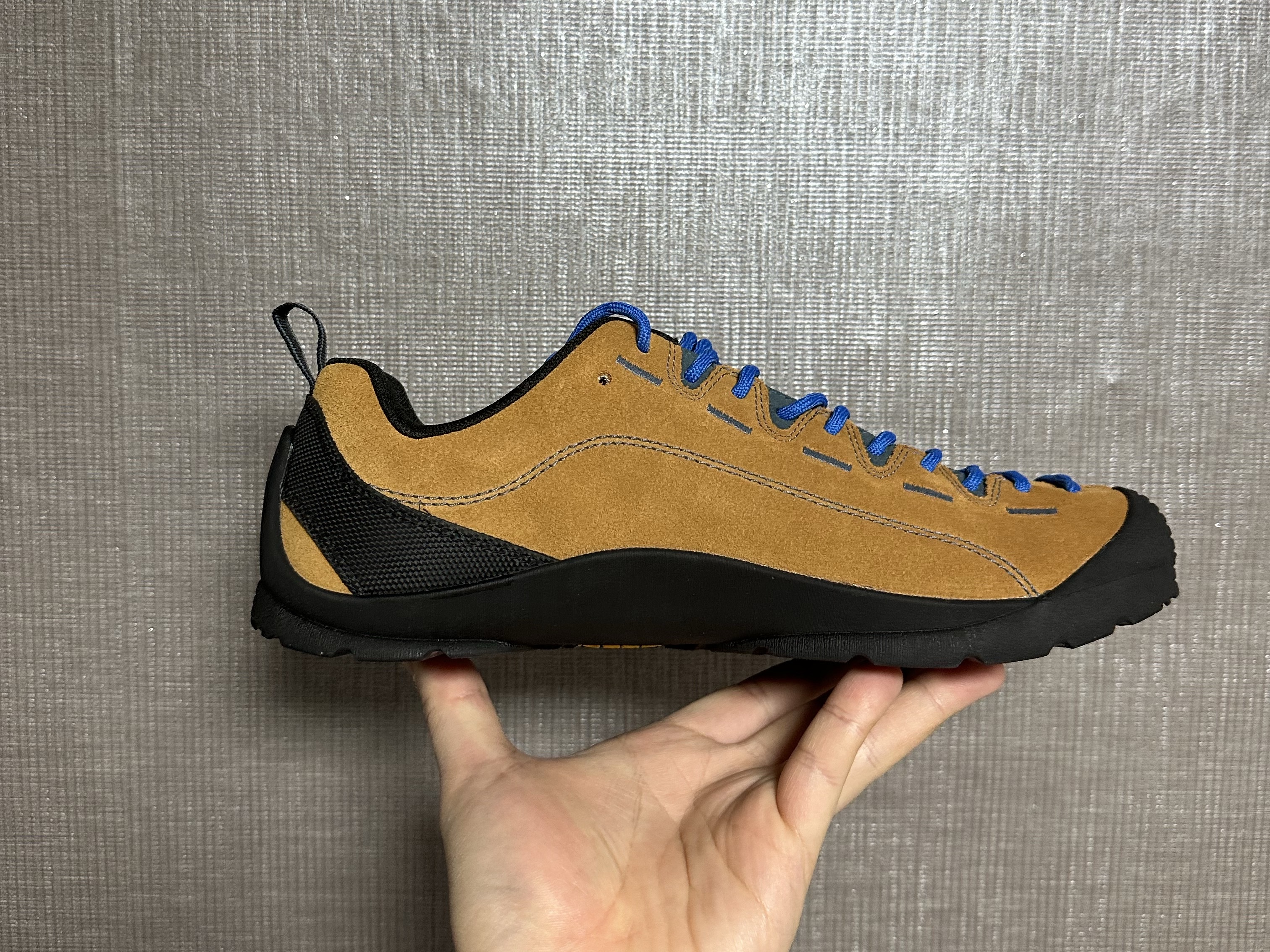 Keen Jasper Suede Sneakers Camel 착용 스타일 - 3