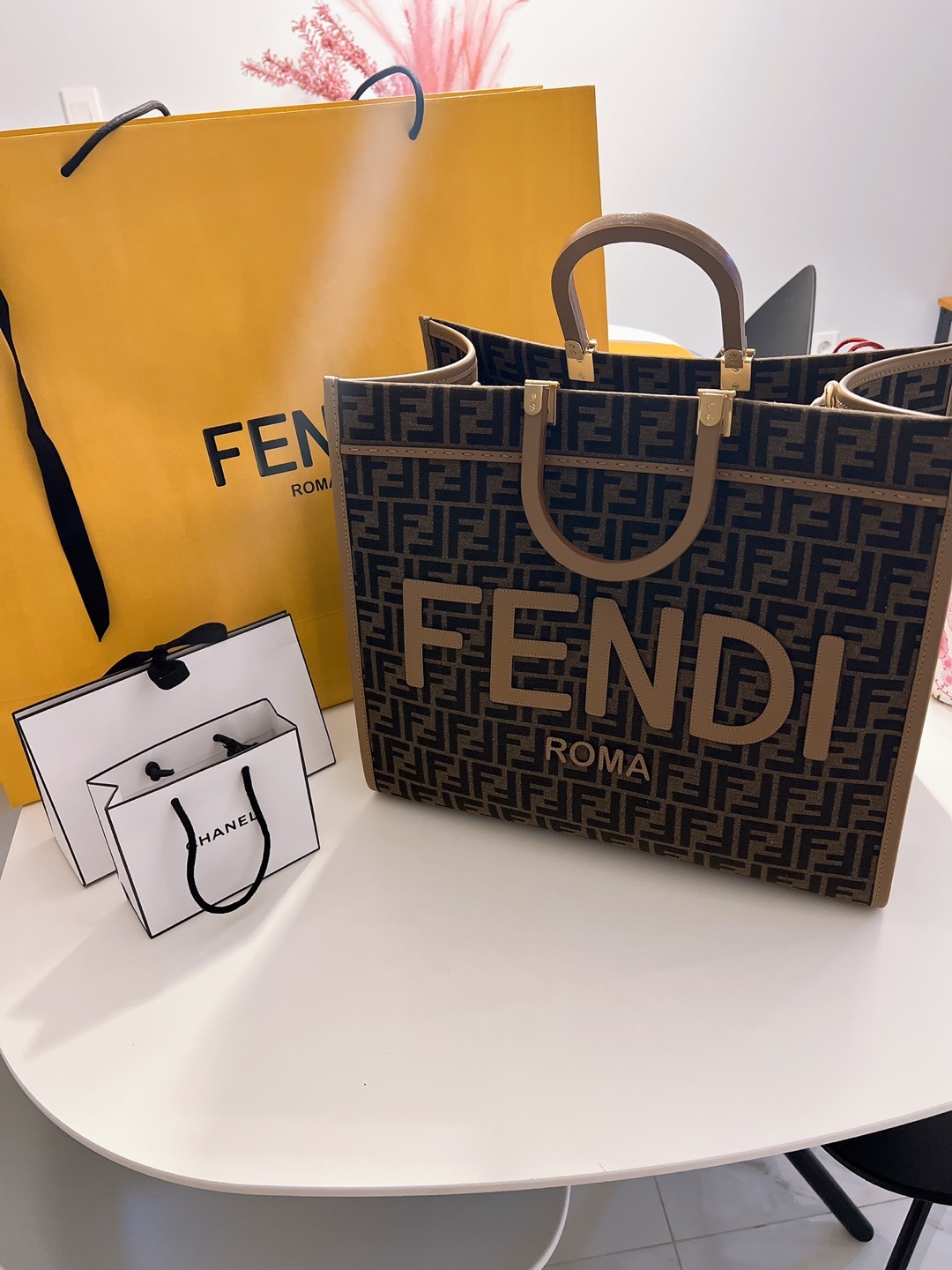 Fendi Sunshine Medium Straw Shopper Beige Black 착용 스타일