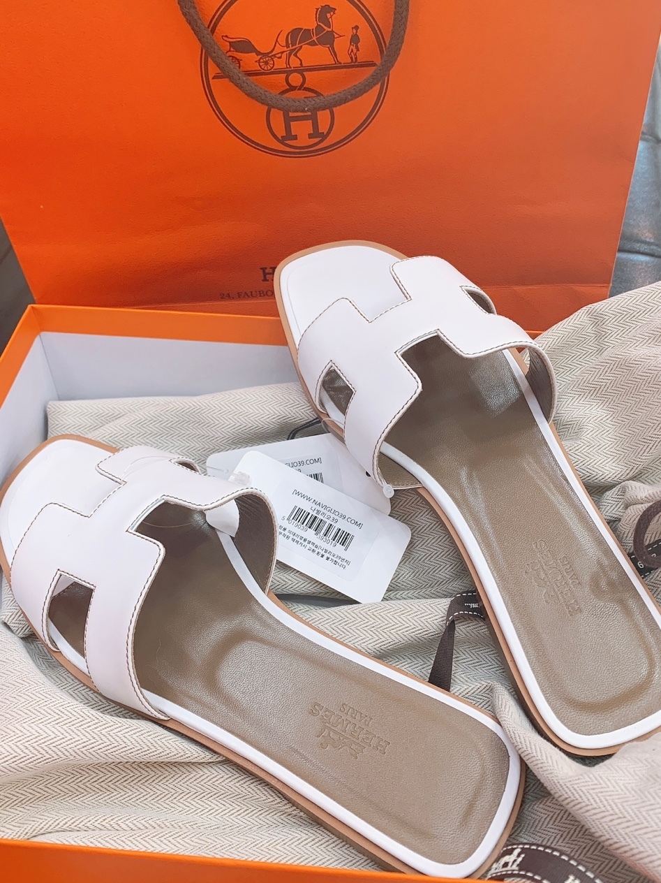 (W) Hermes Oran Sandal Calfskin & Blanc Piqures Havane 착용 스타일