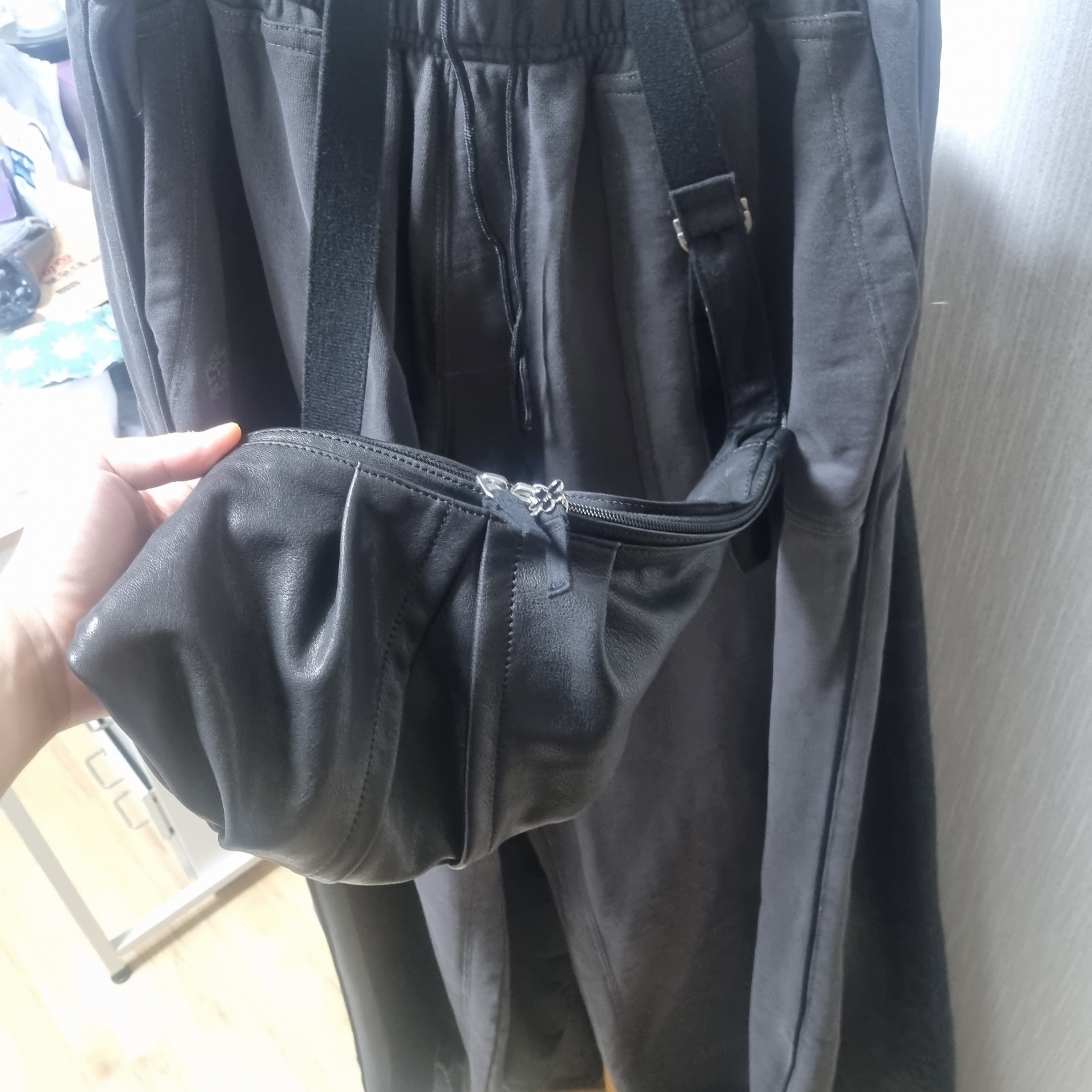 Polyteru Calf Bag Black Lambskin 착용 스타일