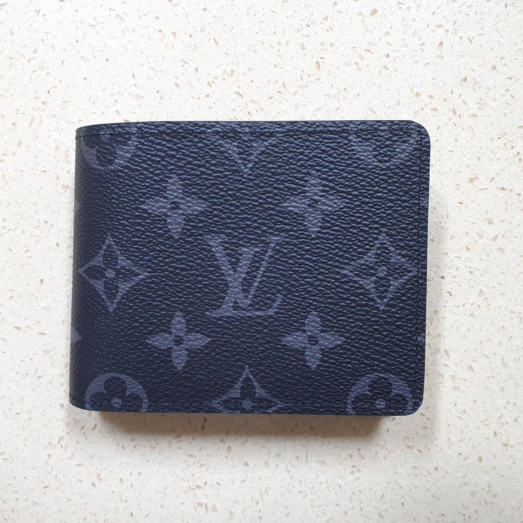 Louis Vuitton Slender Wallet Monogram Eclipse 착용 스타일 - 3