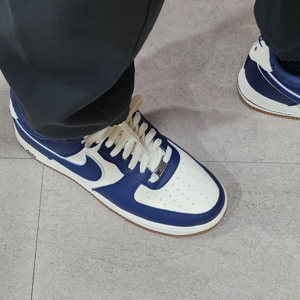 Nike Air Force 1 '07 LV8 Midnight Navy 착용 스타일