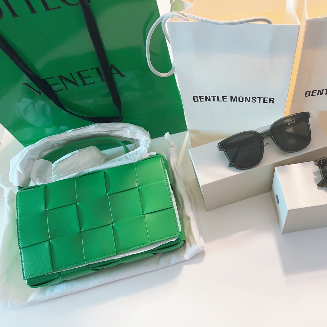 Gentle Monster Heizer 01 Black, Bottega Veneta Urban Leather Crossbody Cassette Parakeet Silver 착용 스타일