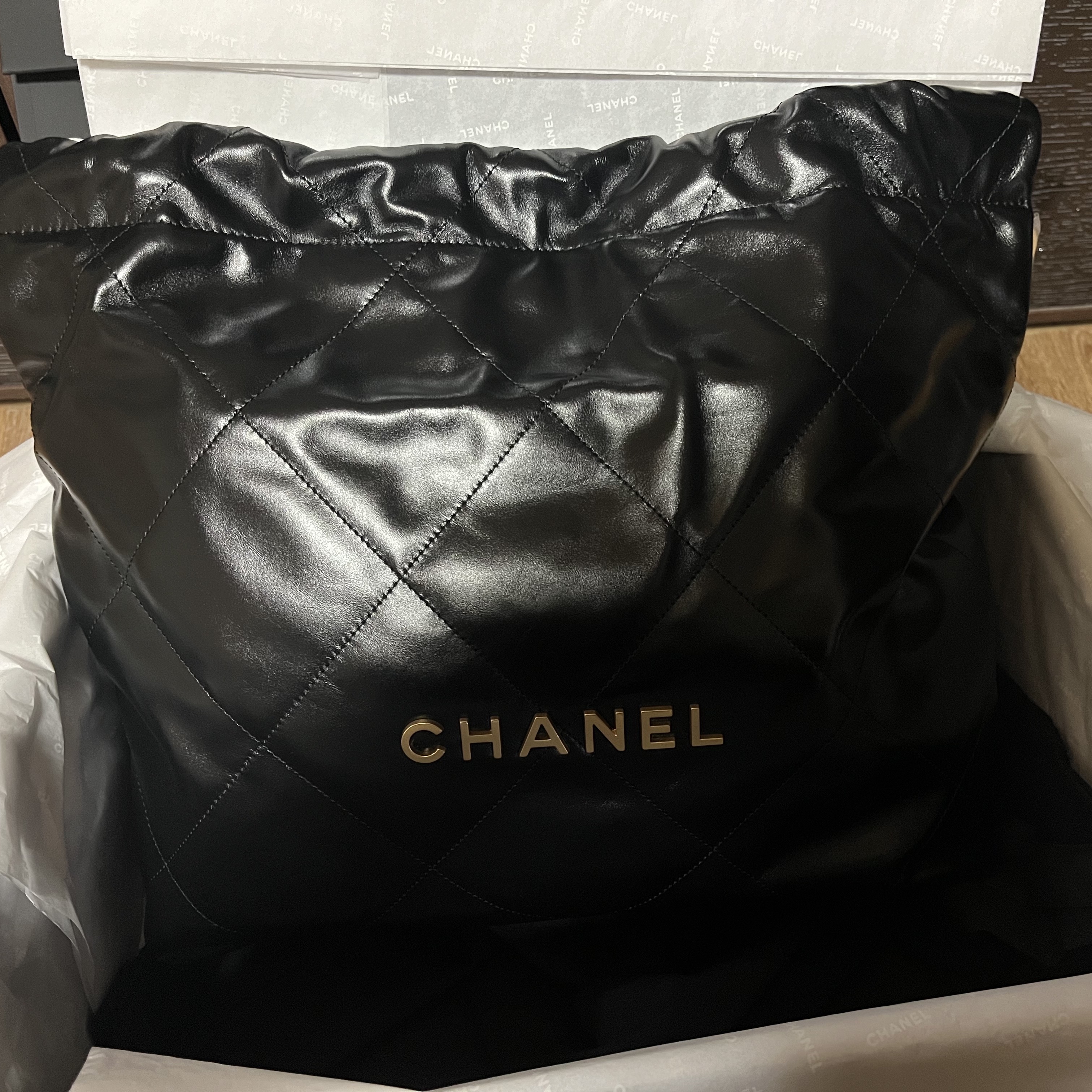 Chanel 22 Medium Handbag Shiny Calfskin & Gold Black 착용 스타일