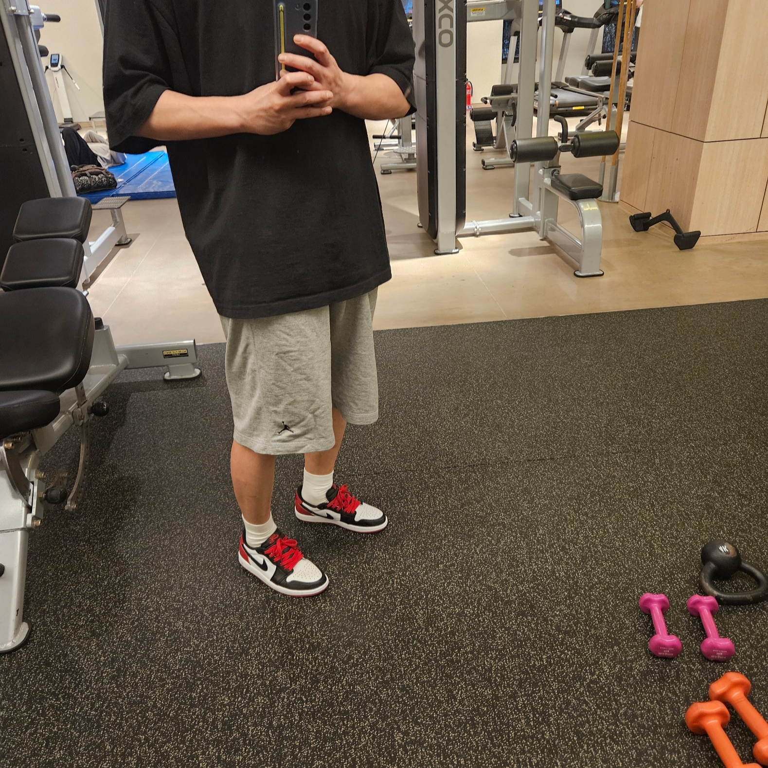 Jordan 1 Retro Low OG Black Toe 착용 스타일 - 2