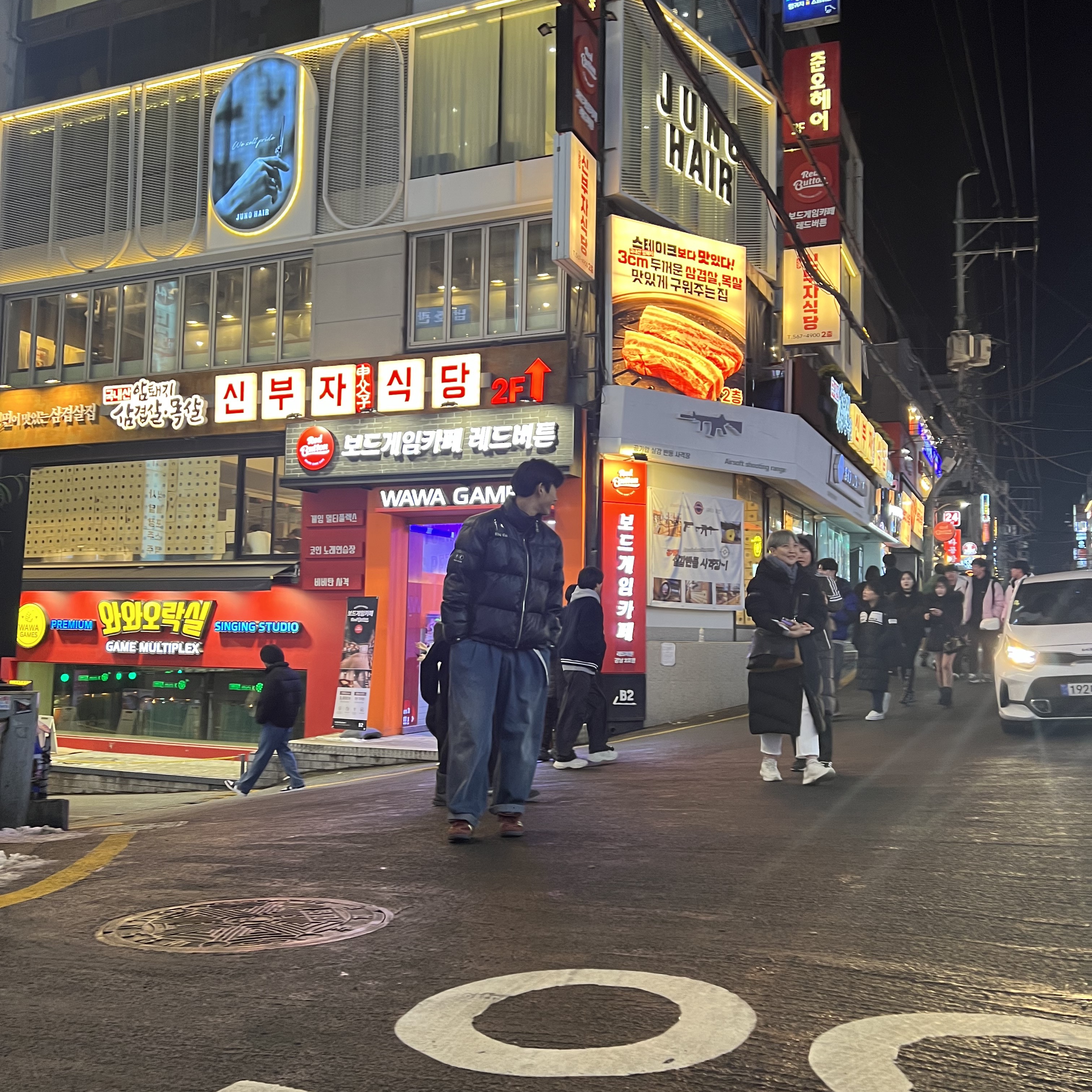 아디다스 x 웨일스 보너 나일론 삼바 폭스 브라운 샌디 베이지, 떠그 클럽 레더 퍼퍼 자켓 블랙 (폴리에스터) 착용 스타일 - 1