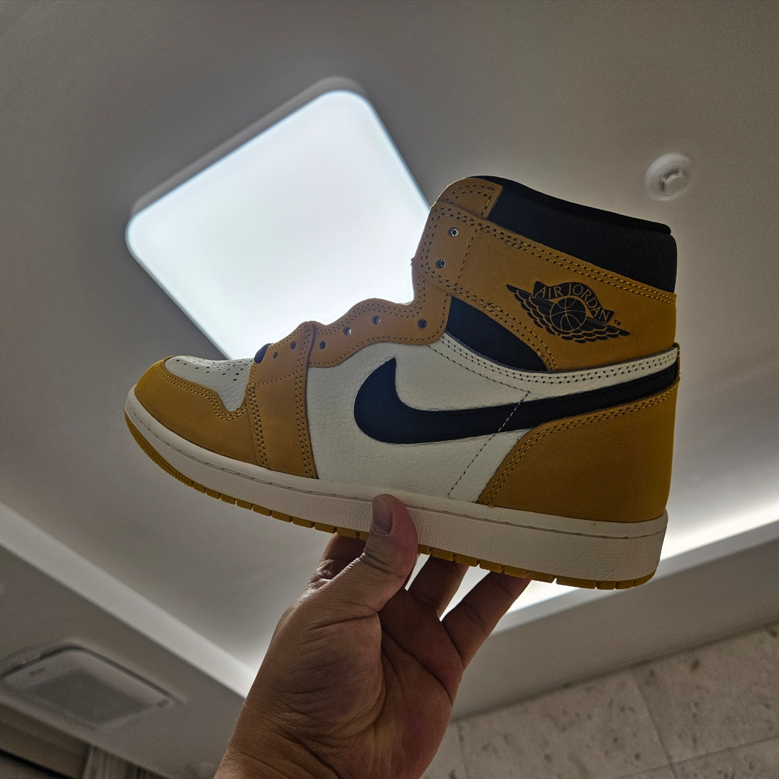 Jordan 1 Retro High OG Yellow Ochre 착용 스타일
