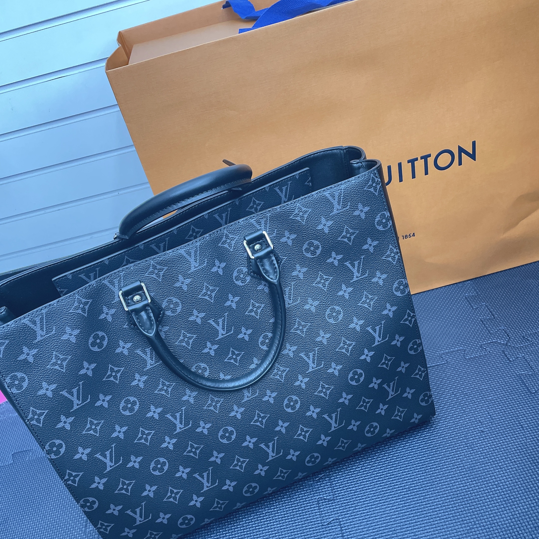 Louis Vuitton Grand Sac Monogram Eclipse 착용 스타일