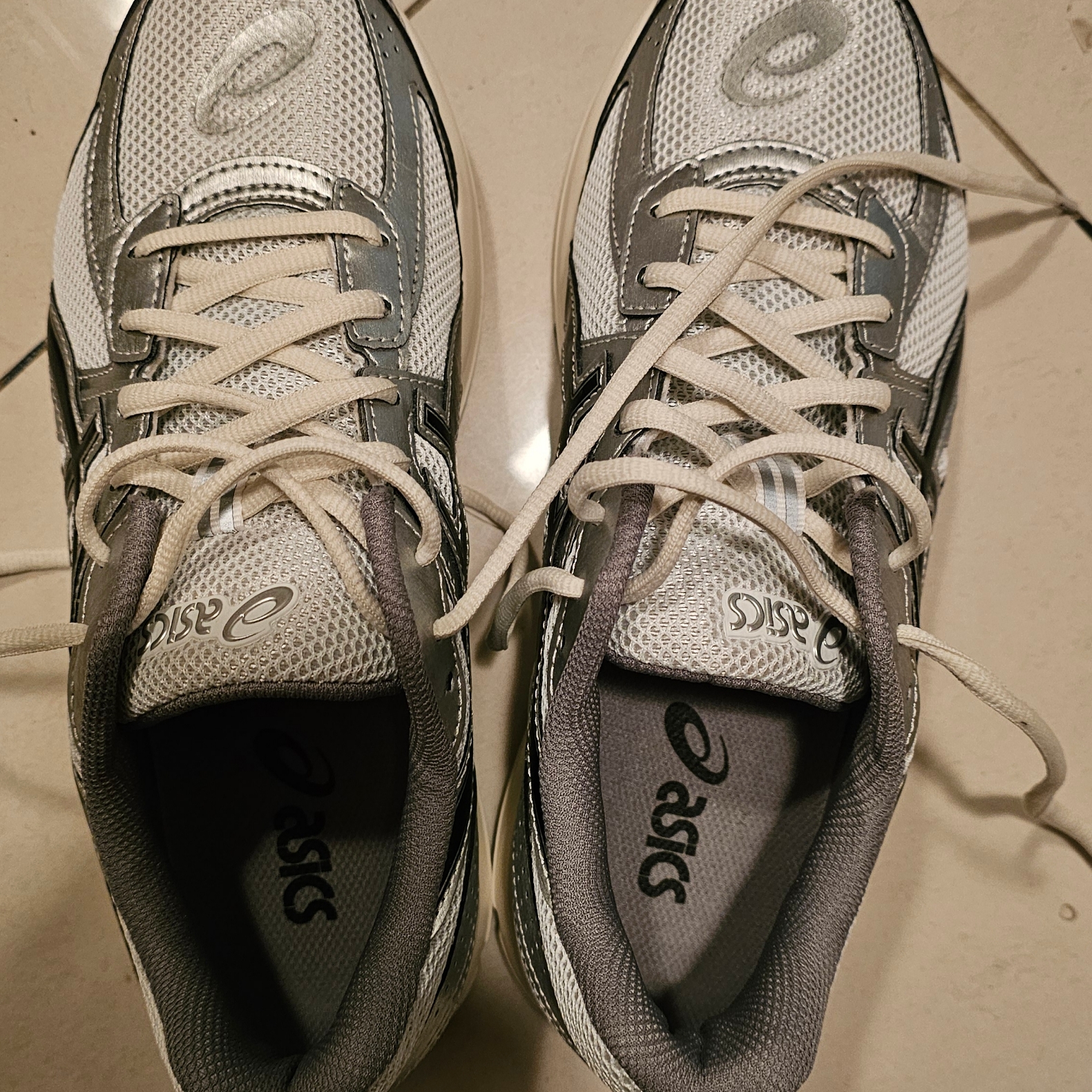 Asics Jog 100 S White Black - 2E Wide 착용 스타일 - 3