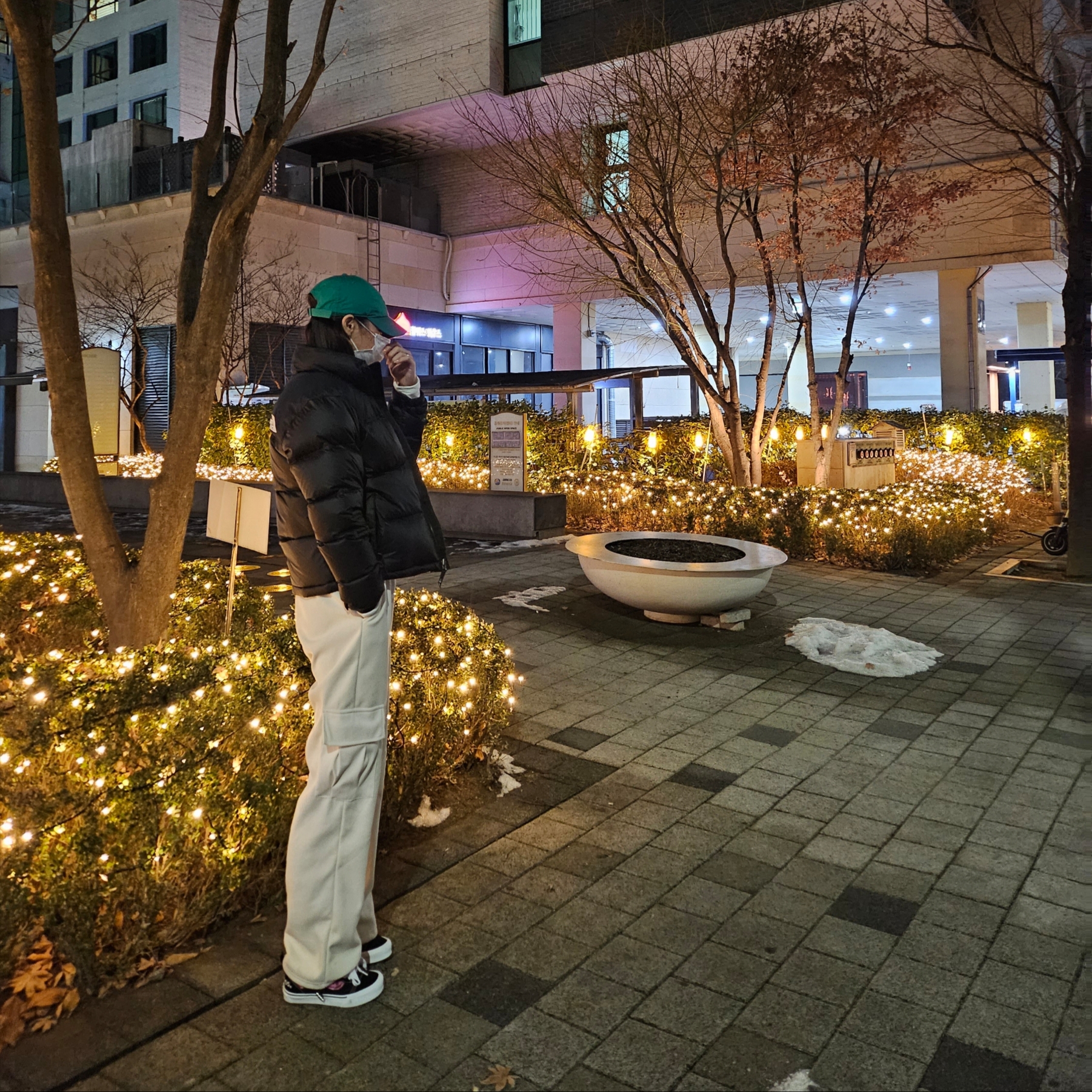 (W) The North Face 1996 Eco Nuptse Jacket, Vans x Peaches. Knu-Skool Black Pink 착용 스타일