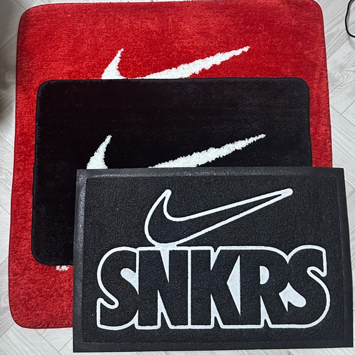 Nike Swoosh Rug Black White, Nike x Balansa SNKRS Rug Mat Red 착용 스타일