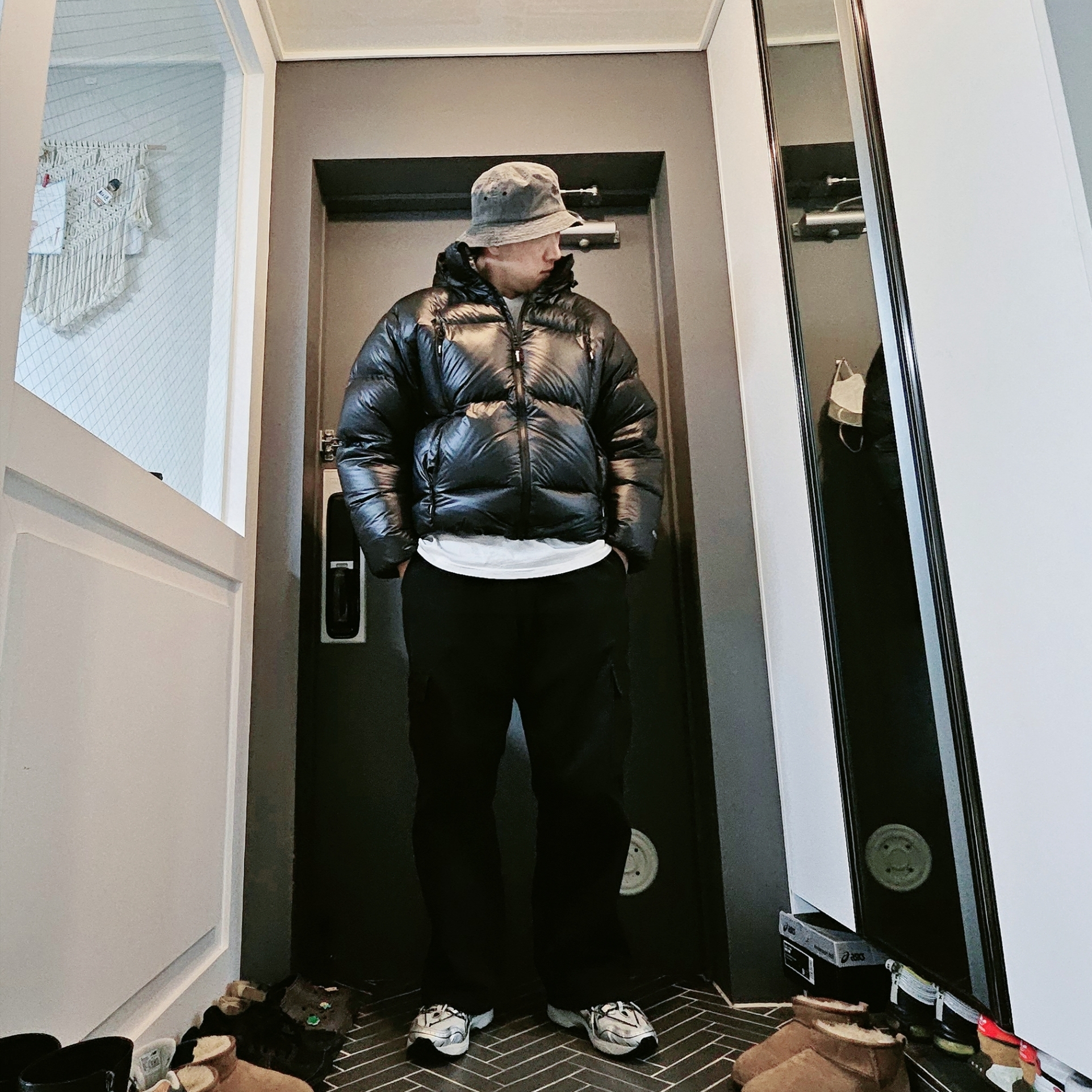 Supreme Featherweight Down Puffer Jacket Black - 23FW, Stussy Washed Stock Bucket Hat Charcoal 착용 스타일 - 1