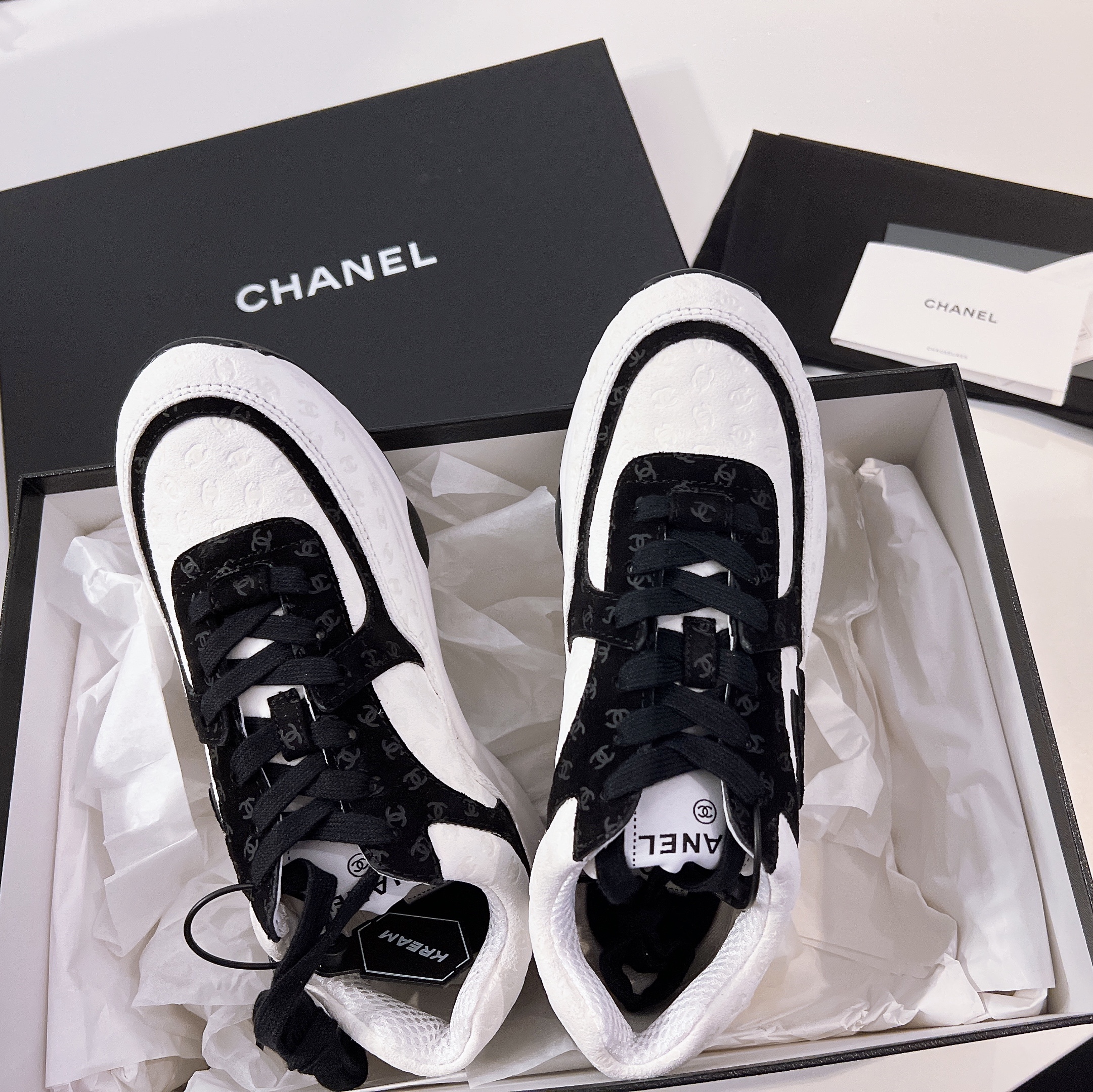 (W) Chanel Sneakers Printed Calfskin & White Black 착용 스타일