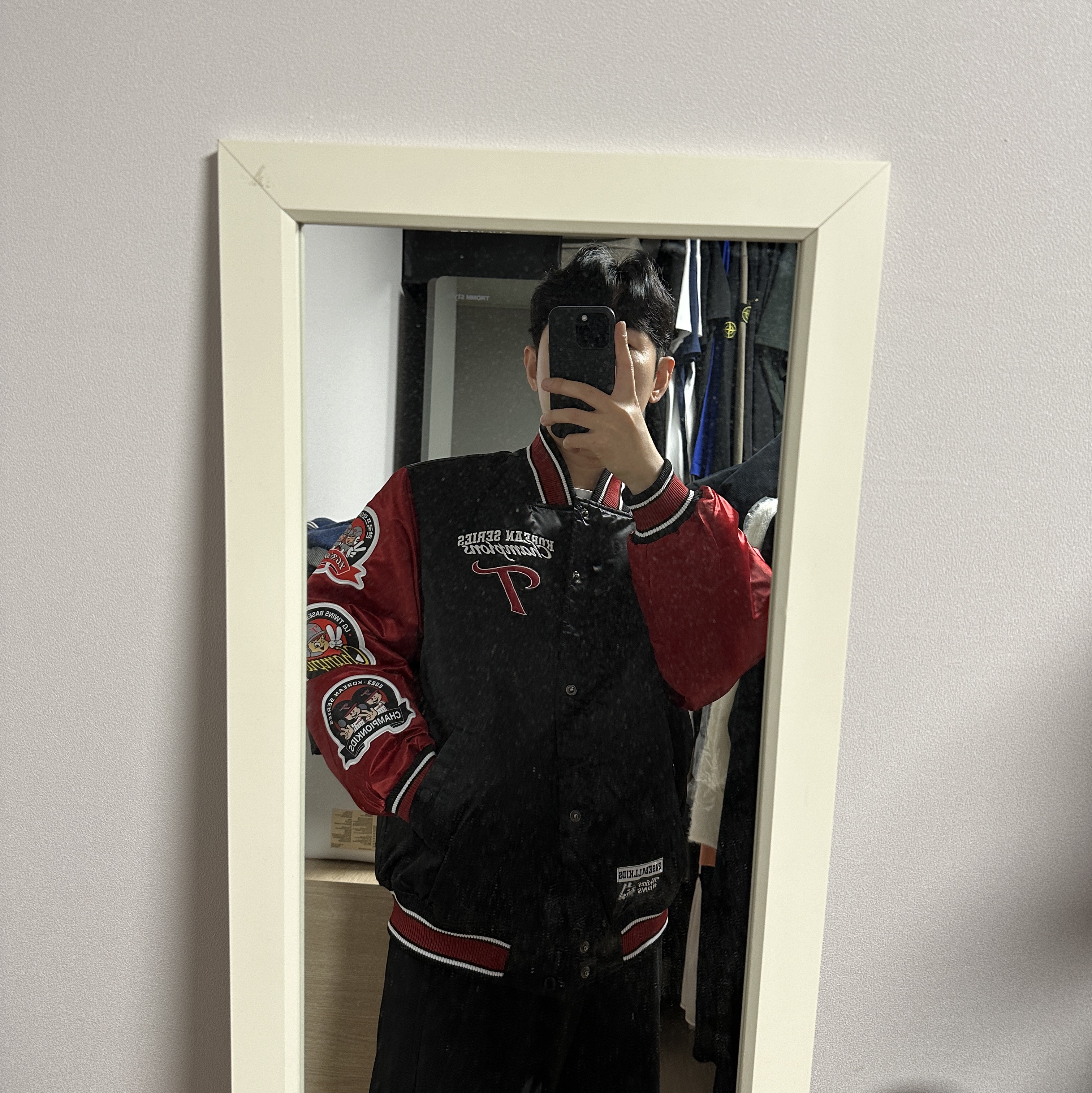BDNS x LG TWINS 2023 Champions Jumper Red 착용 스타일