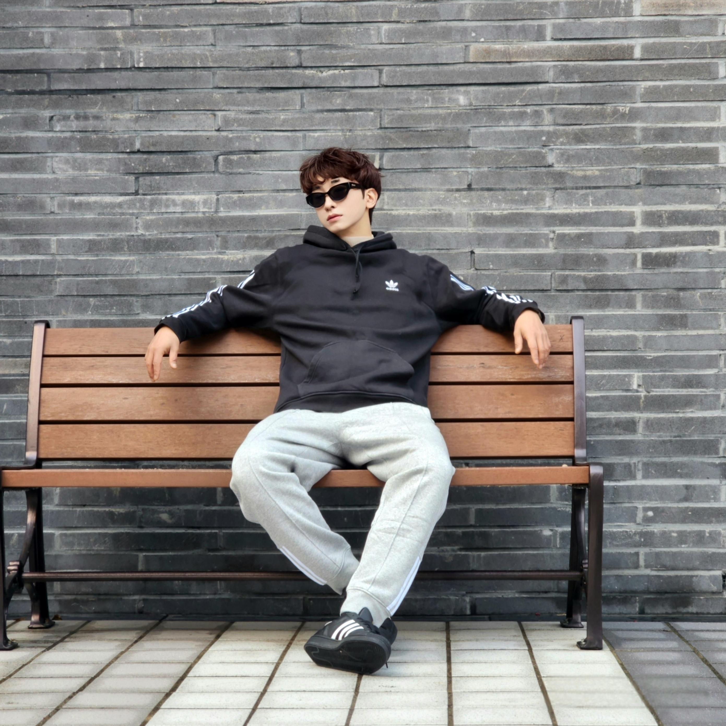 Adidas Superstar Core Black White 착용 스타일 - 1