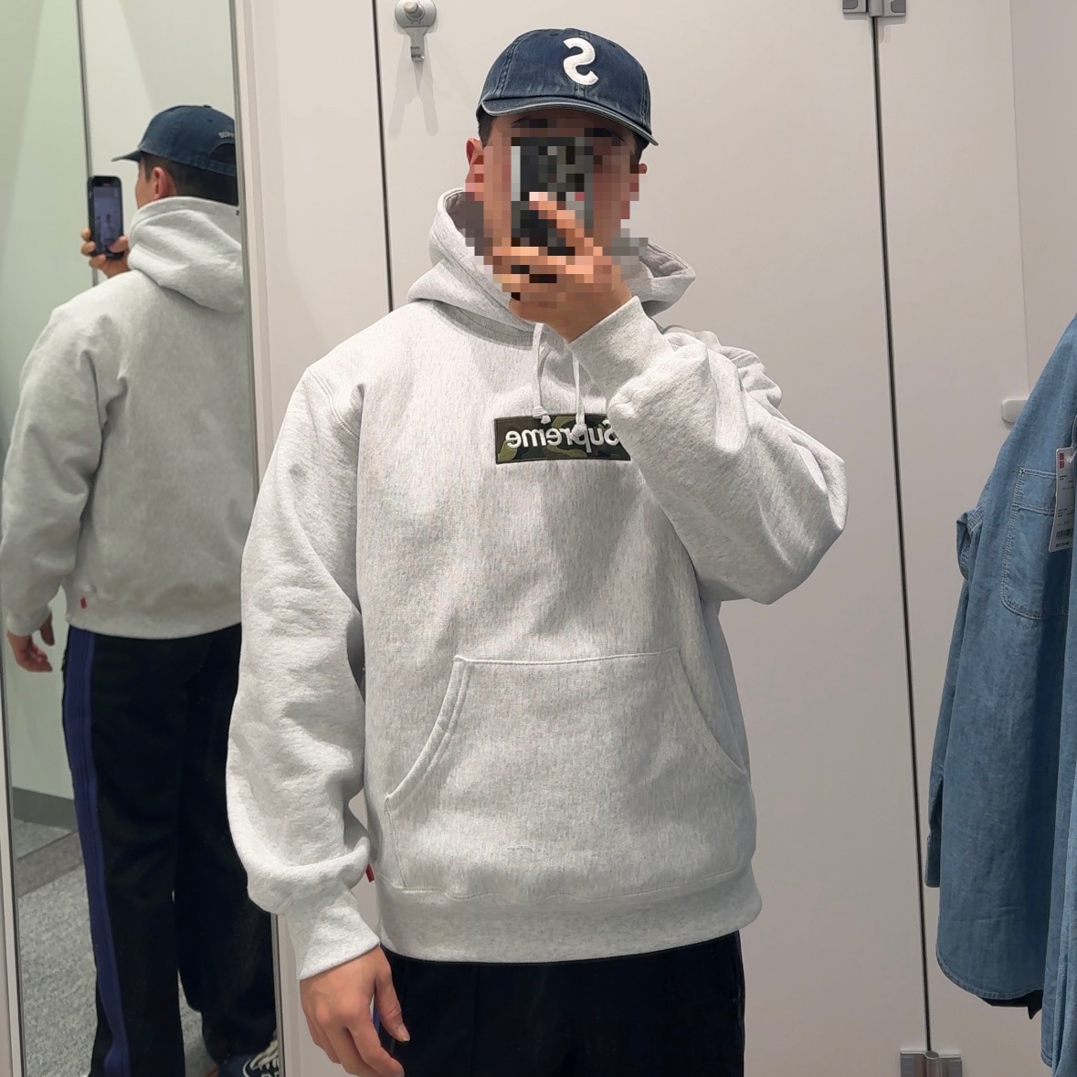 Supreme Box Logo Hooded Sweatshirt Ash Grey - 23FW, Supreme Pigment Print S Logo 6-Panel Indigo - 22FW 착용 스타일 - 2