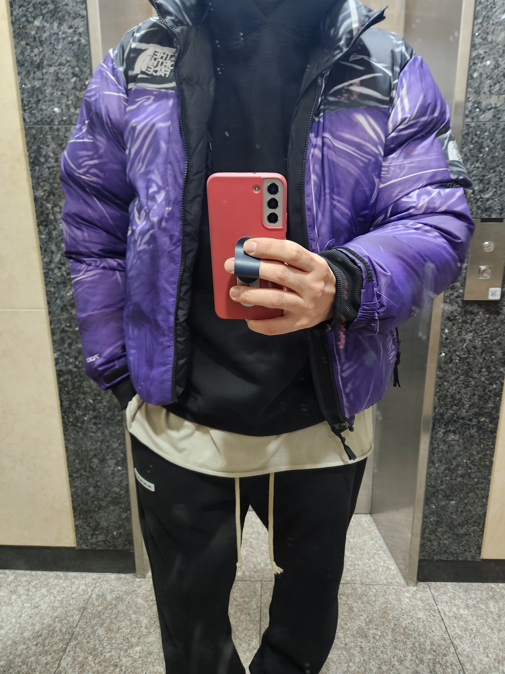 Supreme x The North Face Trompe L’oeil Printed Nuptse Jacket Purple - 23SS, UGG Tasman Weather Hybrid Chestnut Orange 착용 스타일 - 1