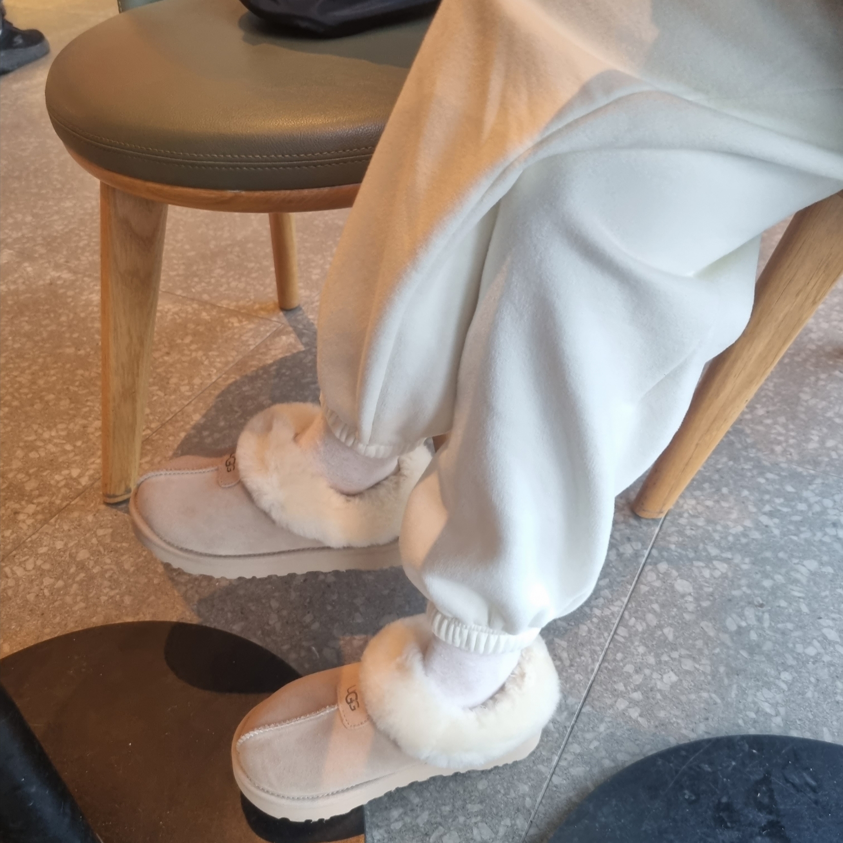 (W) UGG Tazzette Slipper Sand 착용 스타일