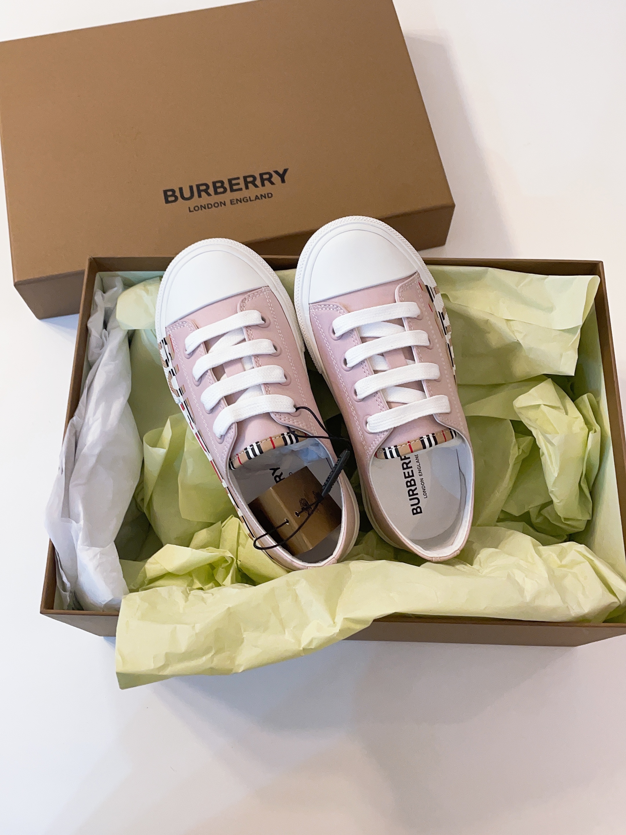 (Kids) Burberry Icon Stripe Logo Print Cotton Gabardine Sneakers Optic White 착용 스타일