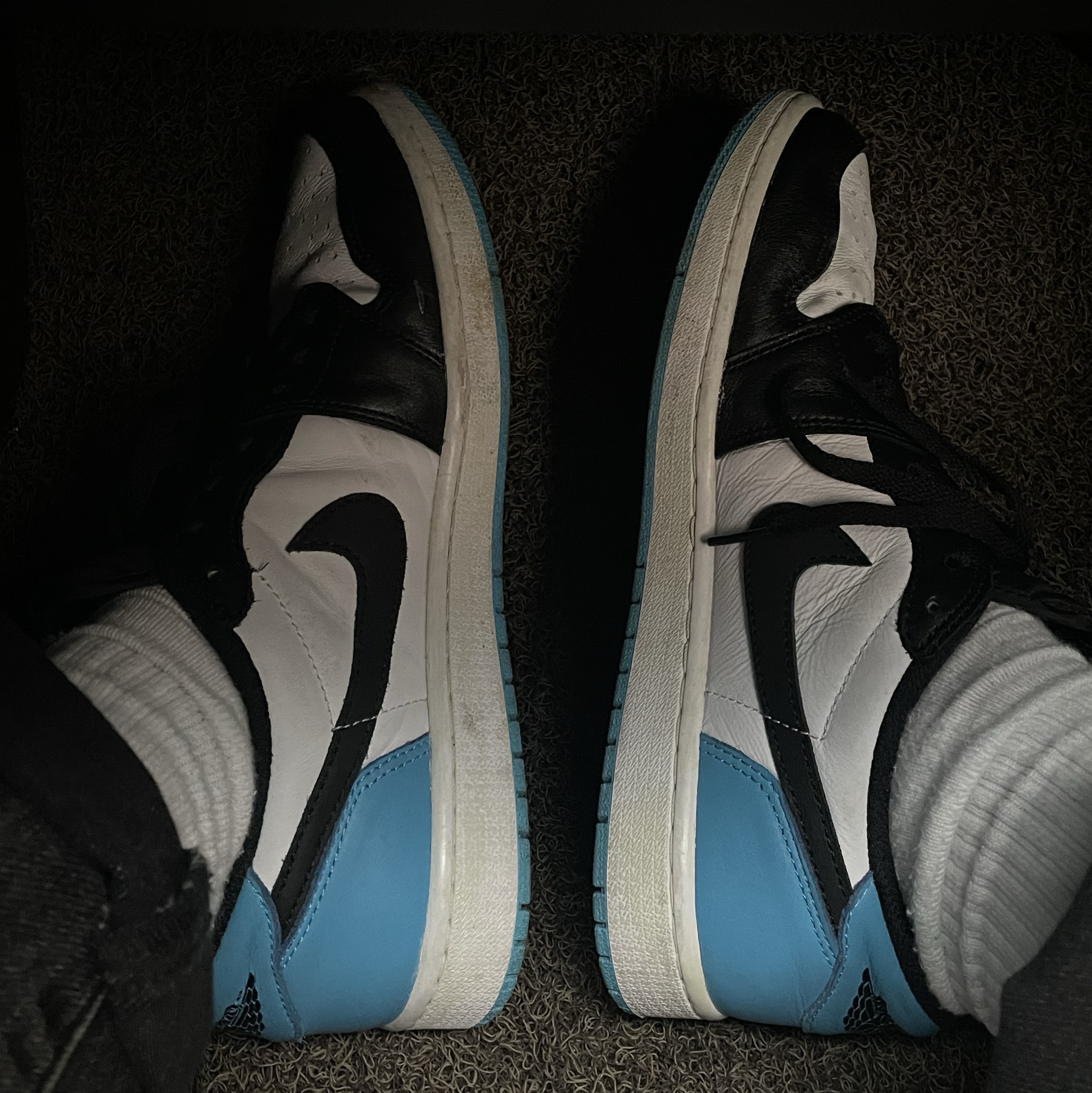 Jordan 1 Retro Low OG Black and Dark Powder Blue 착용 스타일 - 1