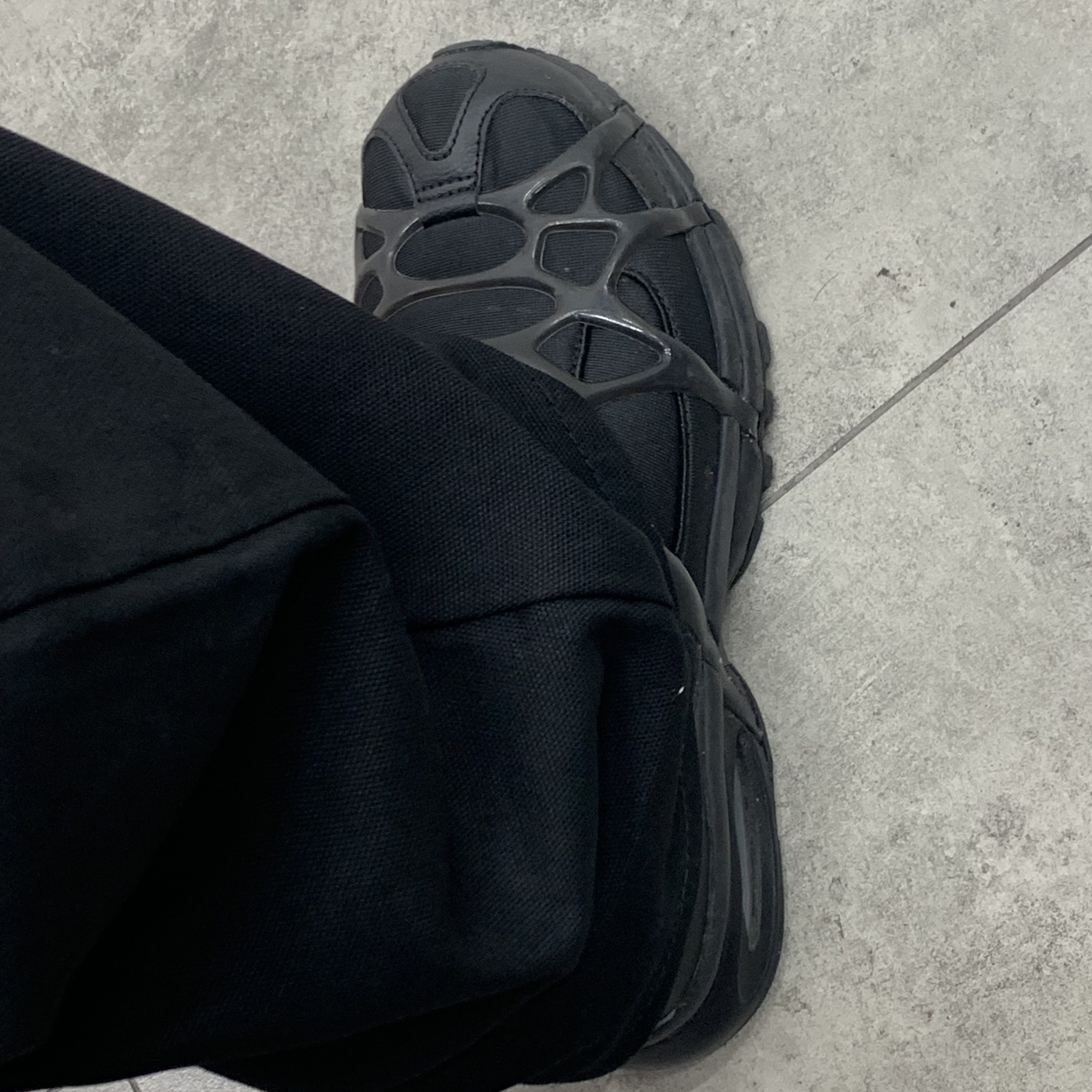 Nike Air Kukini Triple Black 착용 스타일 - 2