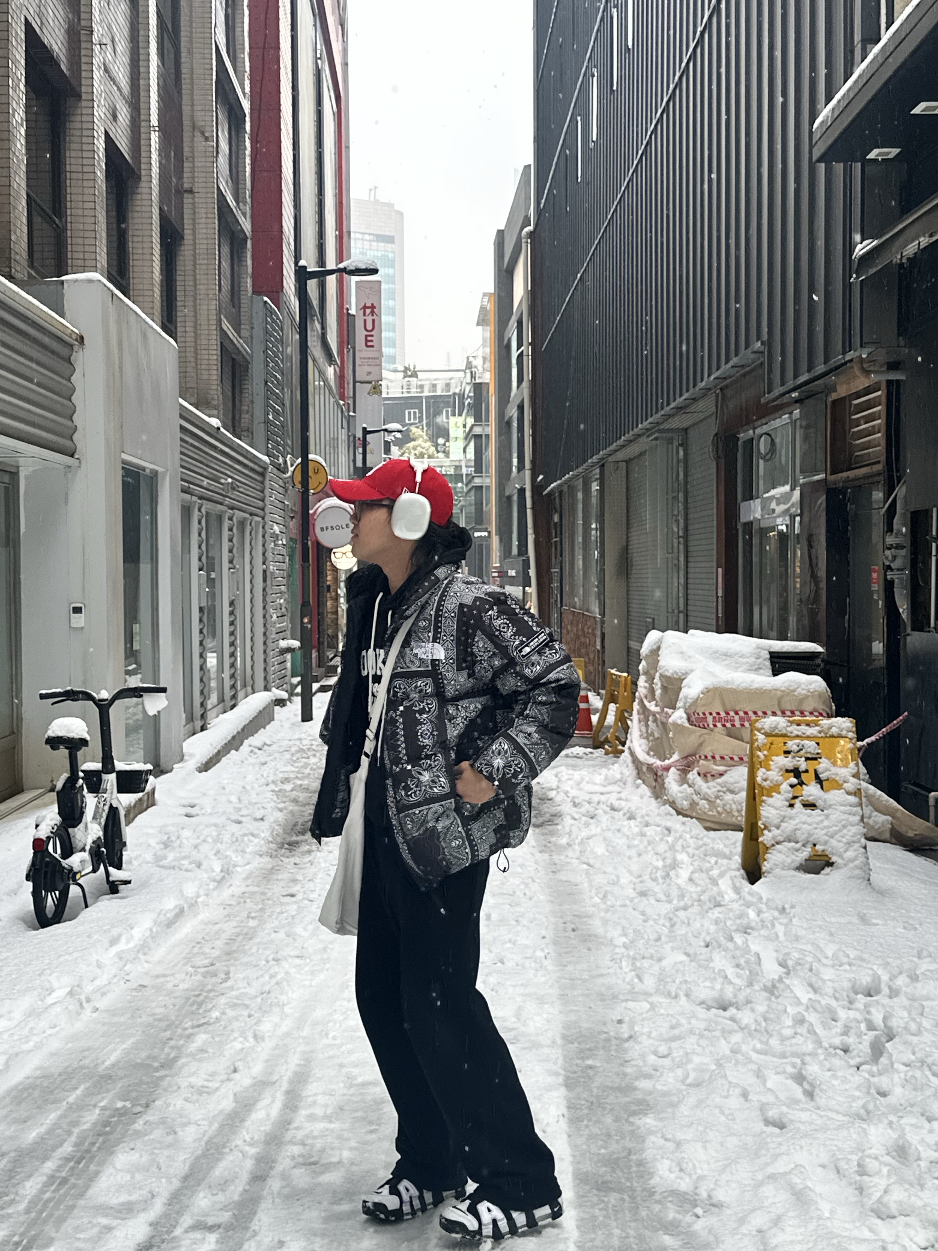 The North Face Novelty Lofty Down Jacket Real Black, New Era x MoMA New York Yankees Cap Scarlet 착용 스타일