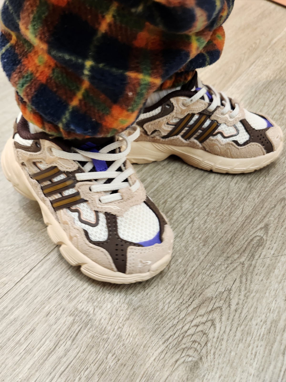 (Infant) Adidas x Bad Bunny Response CL Ecru Tint 착용 스타일