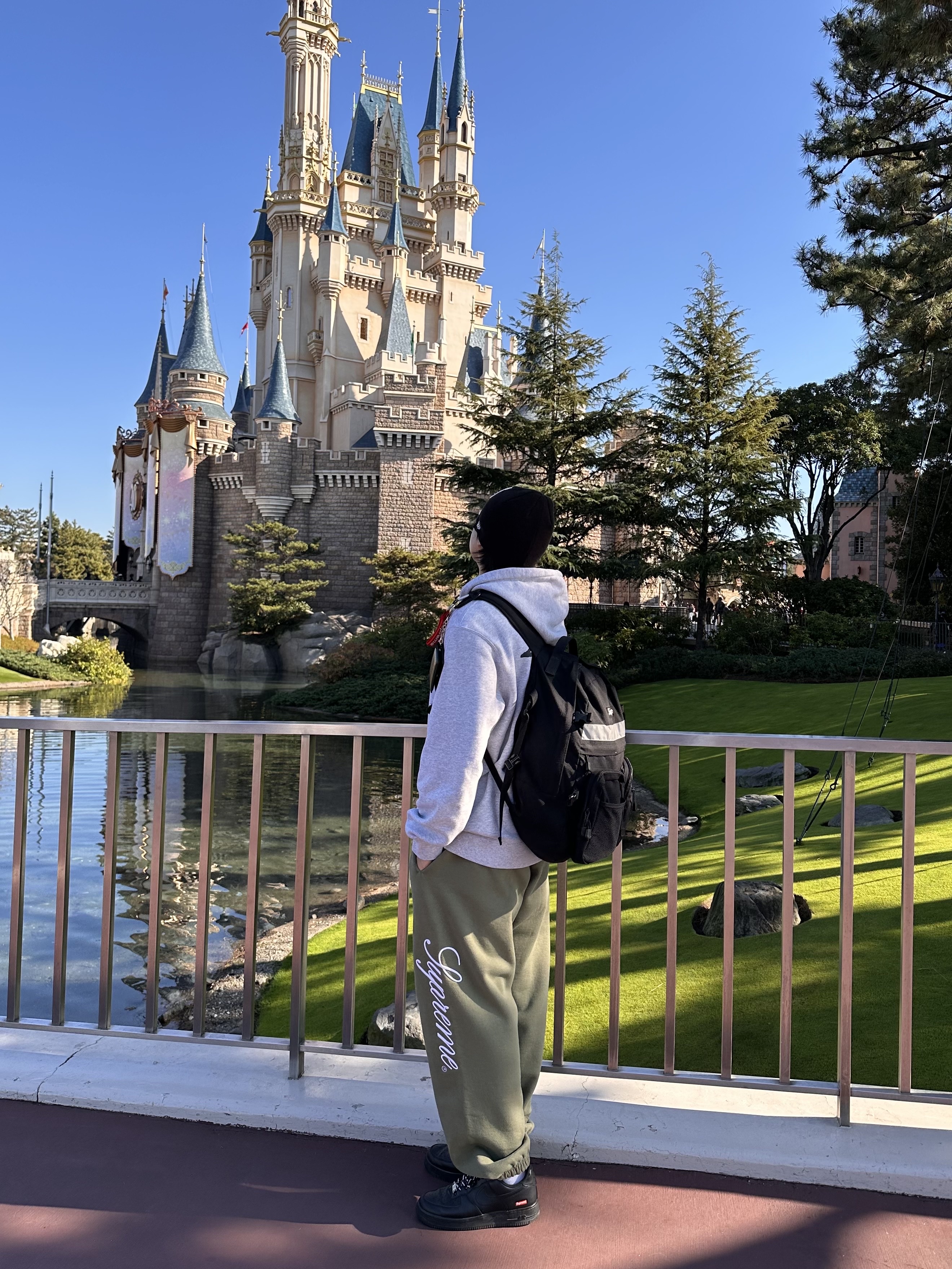 Supreme Raised Script Sweatpants Light Olive - 23FW, Stussy 8 Ball Zip Hoodie Ash Heather - 21FW 착용 스타일