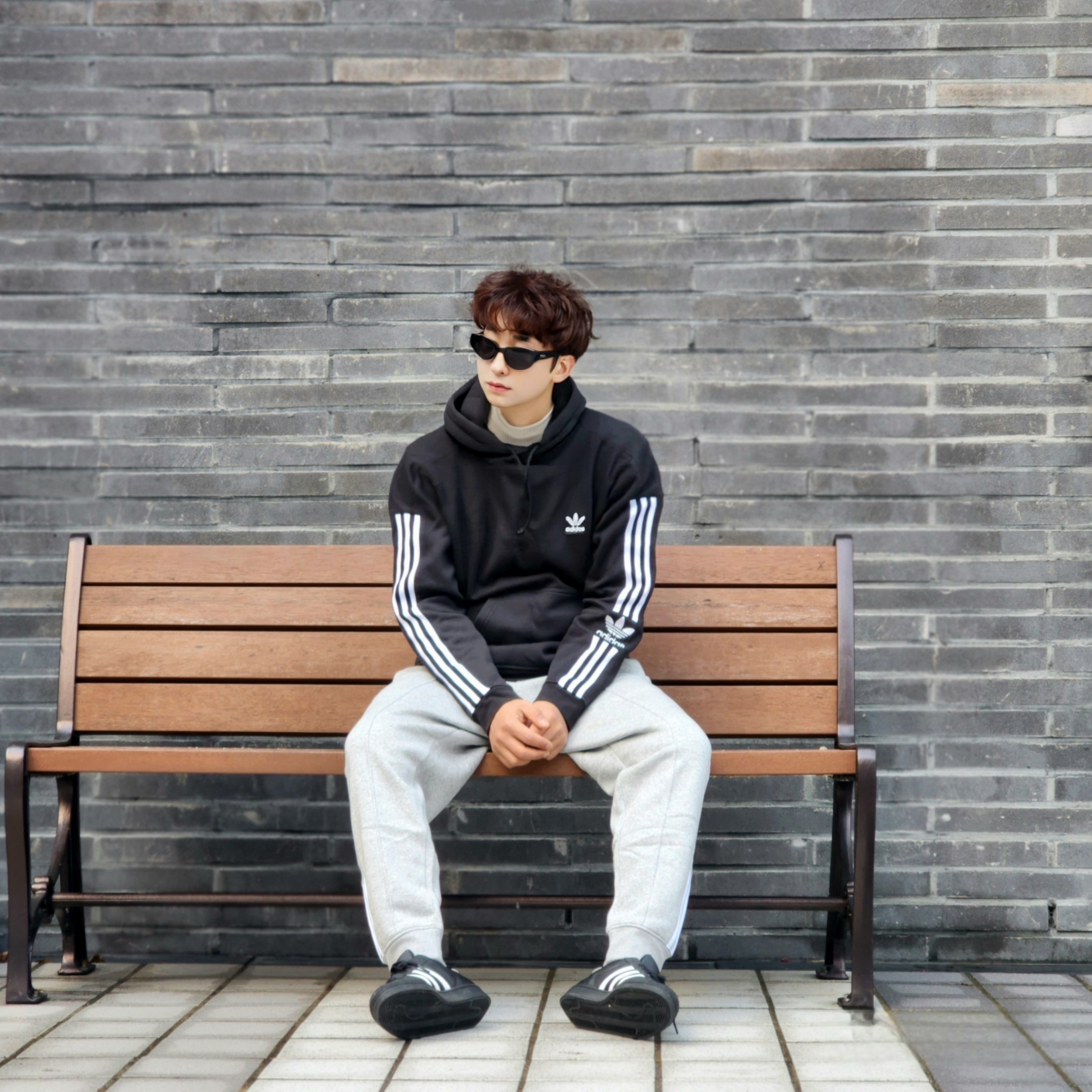 Adidas Superstar Core Black White 착용 스타일 - 2